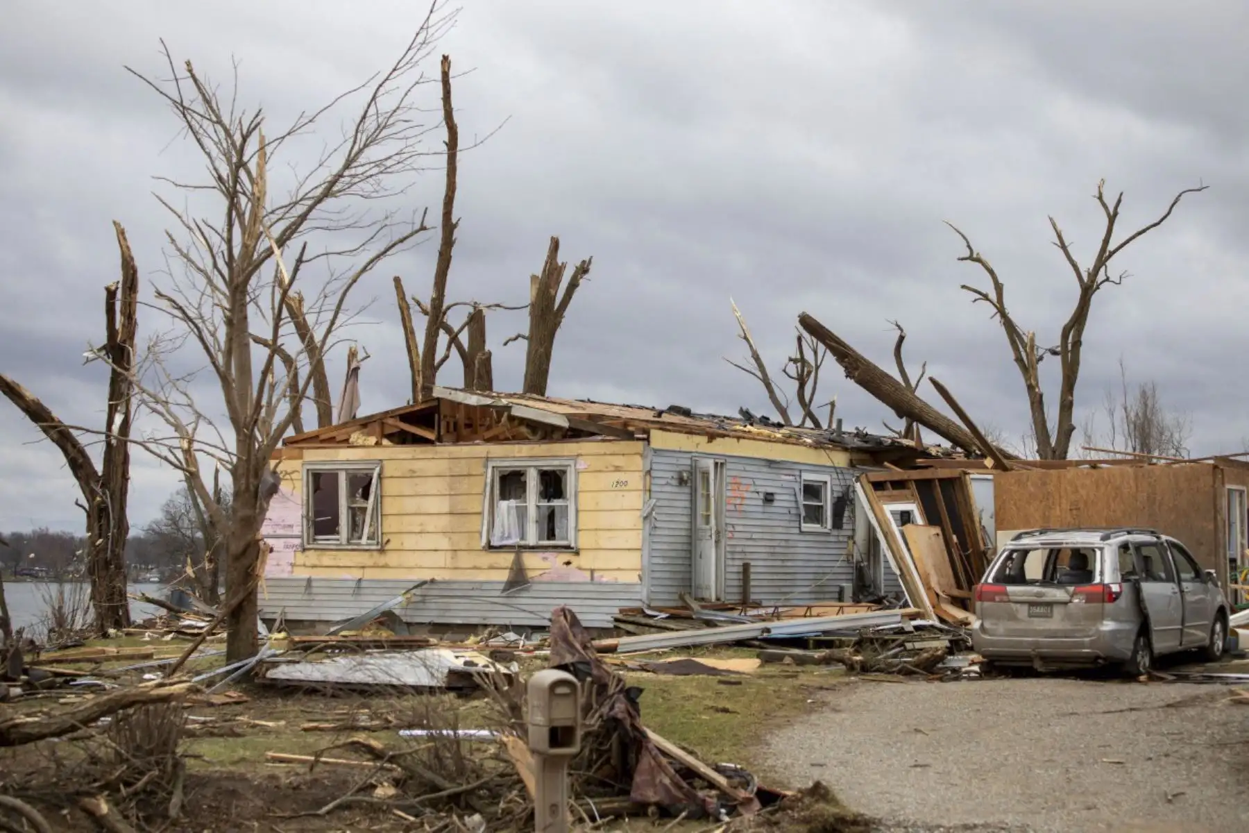 Se observan daños y escombros a lo largo de Tuttle Road después de un tornado que azotó varias ciudades en el suroeste rural de Michigan el 7 de marzo de 2026 en Union City, Michigan. Varias personas murieron y alrededor de una docena más resultaron heridas por la tormenta en Union City. Foto: AFP