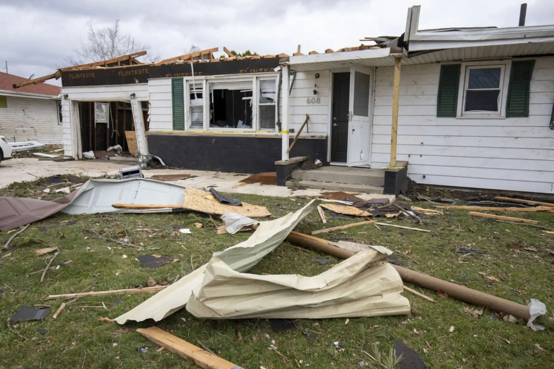 Los daños causados por la tormenta se observan después de que un tornado golpeara Three Rivers y varias otras ciudades en el suroeste rural de Michigan el 7 de marzo de 2026 en Three Rivers, Michigan. Varias personas murieron y alrededor de una docena más resultaron heridas por la tormenta en Union City. Foto: AFP