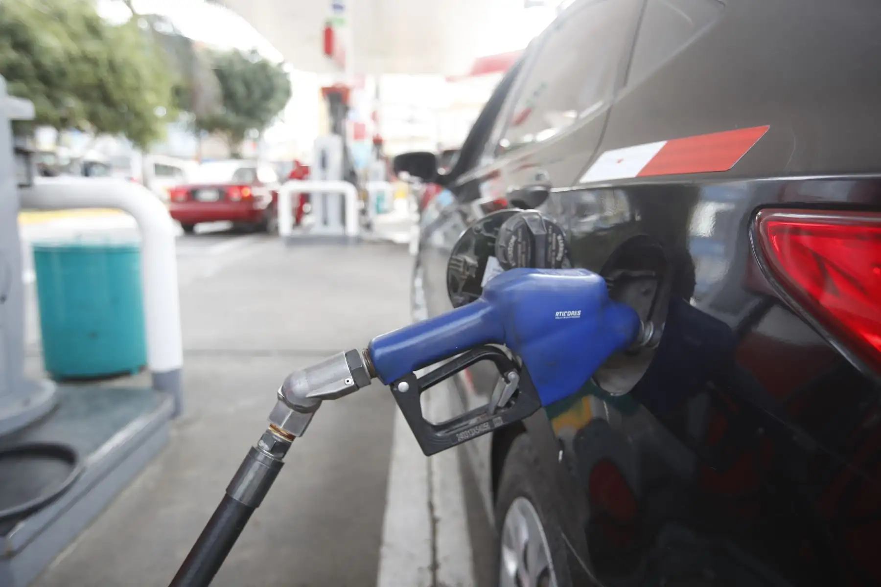 Gobierno peruano asegura que no faltará gas licuado de petróleo (GLP) ni gasolina para abastecer de combustibles al mercado nacional, ante la situación de crisis energética por la falta de suministro normal de gas natural.
En la imagen, grifo Petroperú ubicado en la Av.Colonial - Unidad Vecinal de Lima Cercado. Foto: ANDINA/ Eddy Ramos