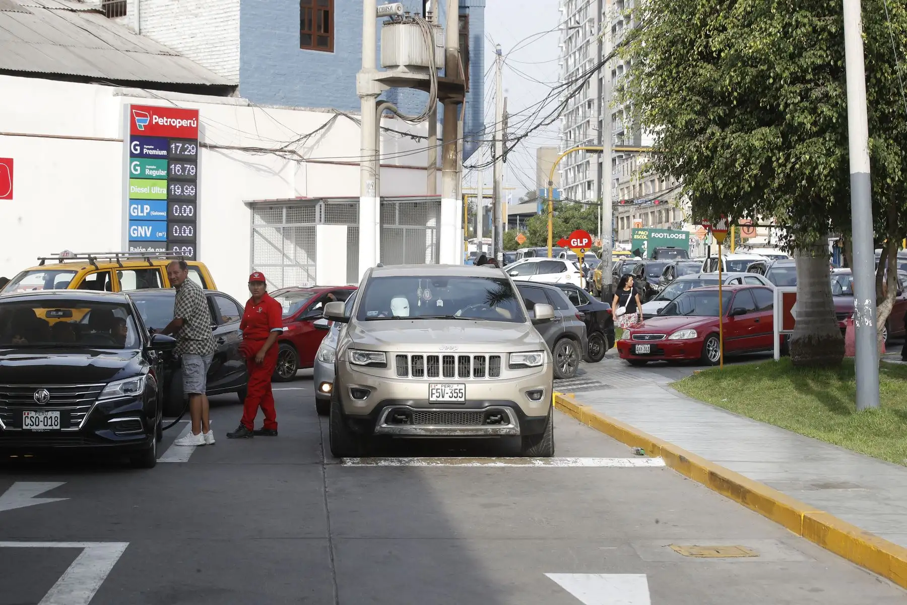 El precio de los combustibles en Perú aumenta ante su mayor demanda en reemplazo del gas natural por la emergencia declarada. En la imagen, grifo Petroperú ubicado en la Av.Colonial - Unidad Vecinal de Lima Cercado. Foto: ANDINA/ Eddy Ramos