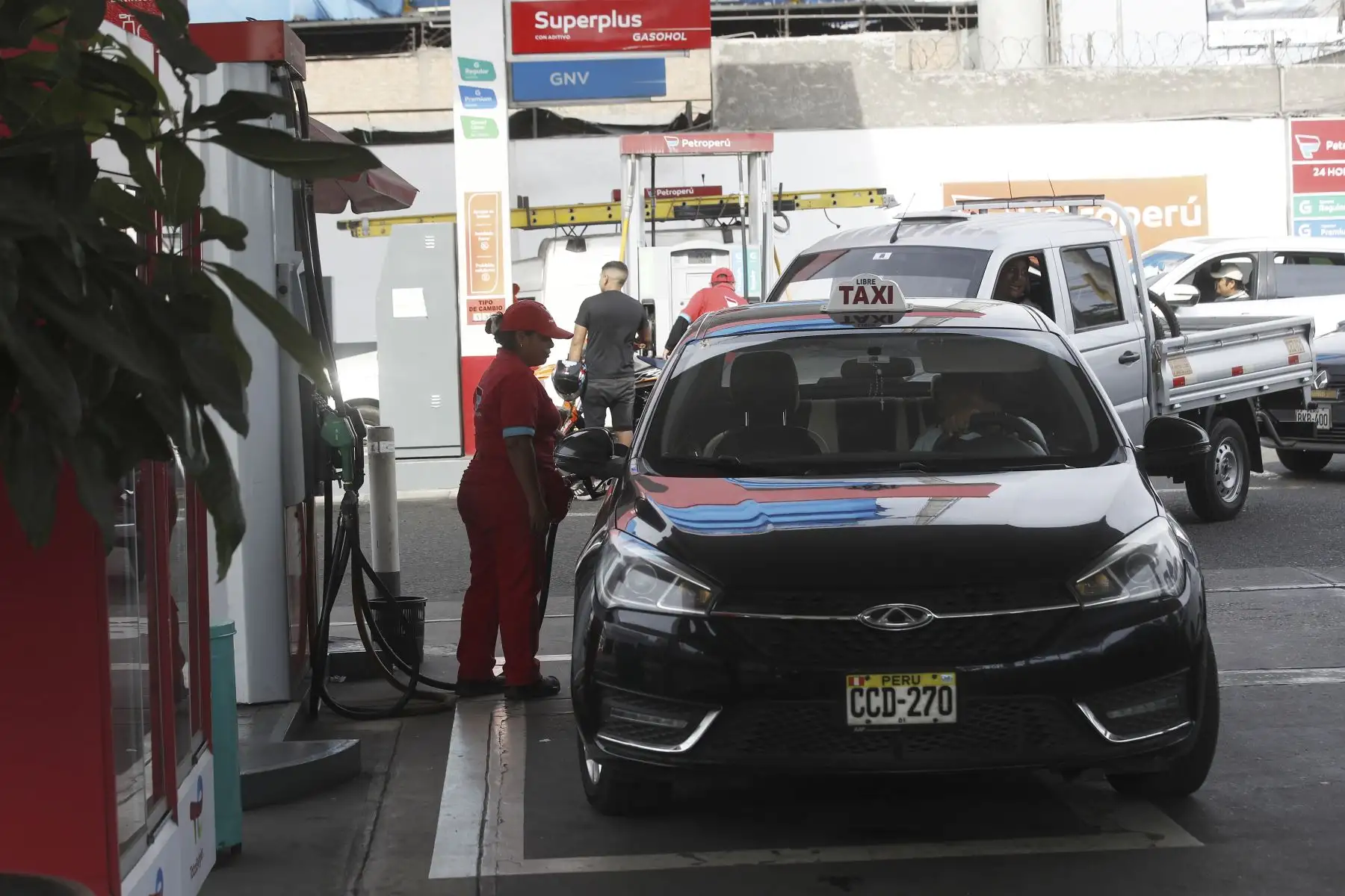 Gobierno peruano asegura que no faltará gas licuado de petróleo (GLP) ni gasolina para abastecer de combustibles al mercado nacional, ante la situación de crisis energética por la falta de suministro normal de gas natural.
En la imagen, grifo Petroperú ubicado en la Av.Colonial - Unidad Vecinal de Lima Cercado. Foto: ANDINA/ Eddy Ramos