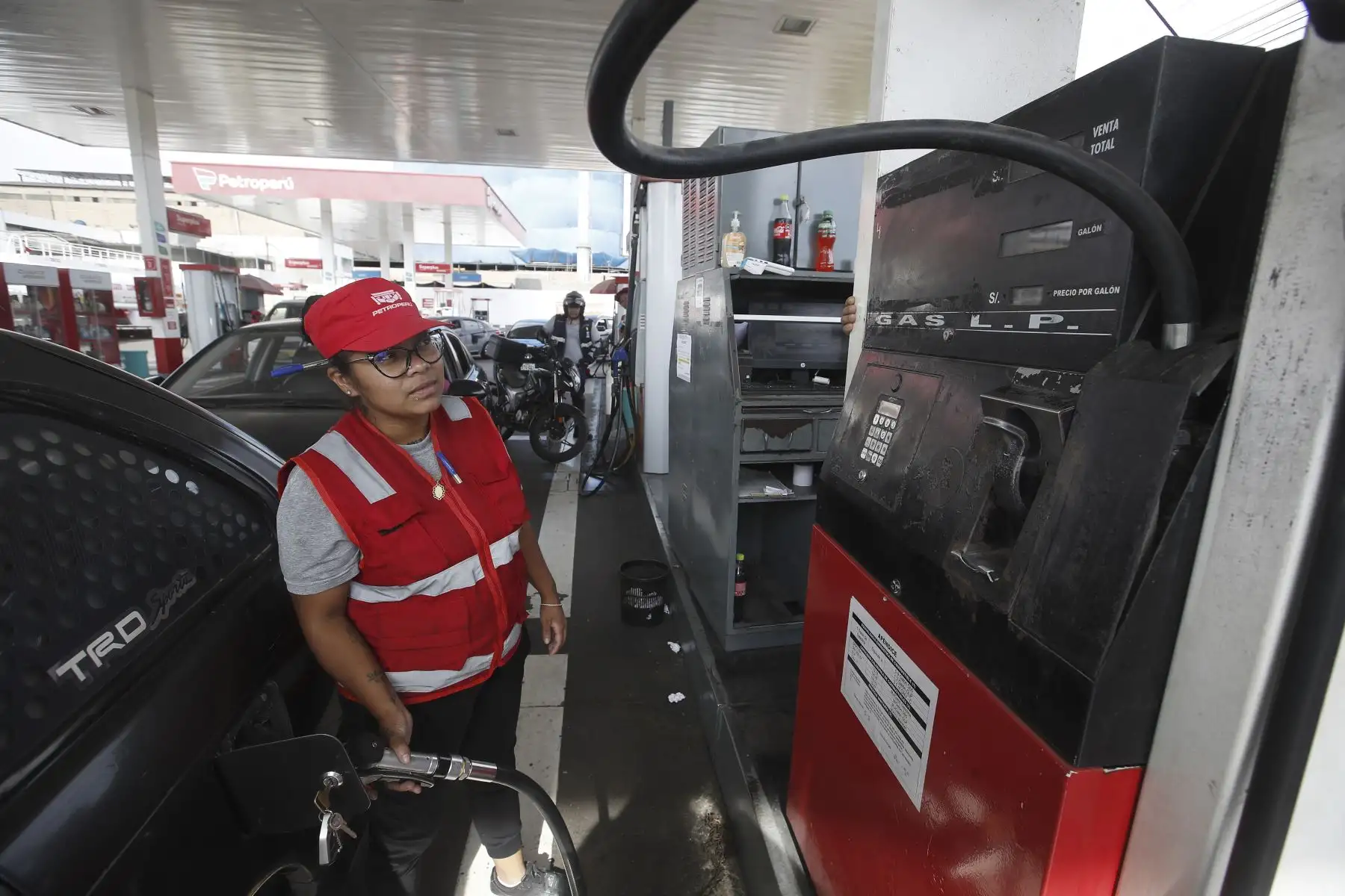 Gobierno peruano asegura que no faltará gas licuado de petróleo (GLP) ni gasolina para abastecer de combustibles al mercado nacional, ante la situación de crisis energética por la falta de suministro normal de gas natural.
En la imagen, grifo Petroperú ubicado en la Av.Colonial - Unidad Vecinal de Lima Cercado. Foto: ANDINA/ Eddy Ramos