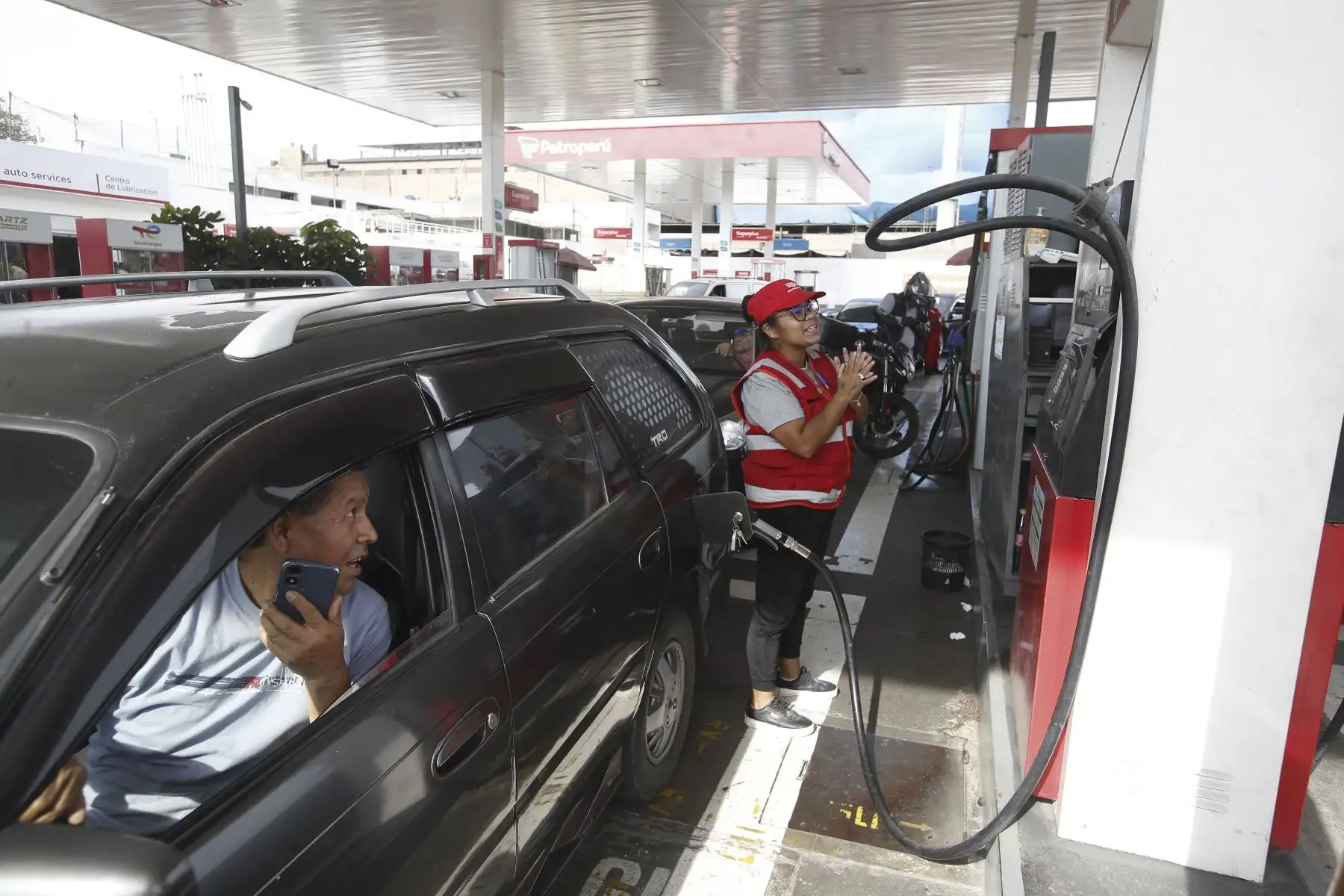 Gobierno peruano asegura que no faltará gas licuado de petróleo (GLP) ni gasolina para abastecer de combustibles al mercado nacional, ante la situación de crisis energética por la falta de suministro normal de gas natural.
En la imagen, grifo Petroperú ubicado en la Av.Colonial - Unidad Vecinal de Lima Cercado. Foto: ANDINA/ Eddy Ramos