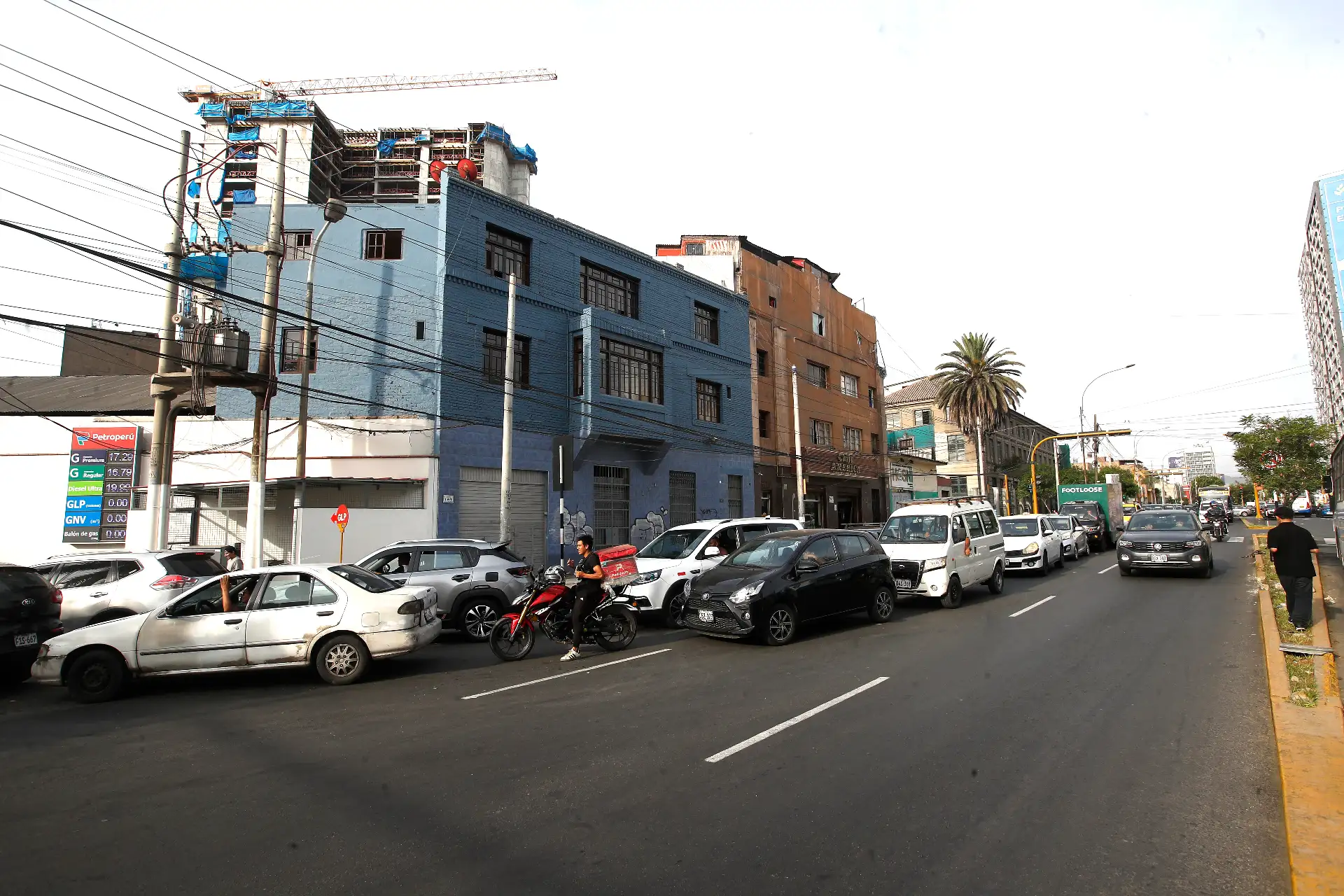 Conductores de autos particulares y taxis compran gasolina ante la escasez de GNV en los diversos grifos de Lima. En la imagen, grifo de Petroperú en la Av. Brasil, frente al hospital del Niño.
Foto: ANDINA/Eddy Ramos