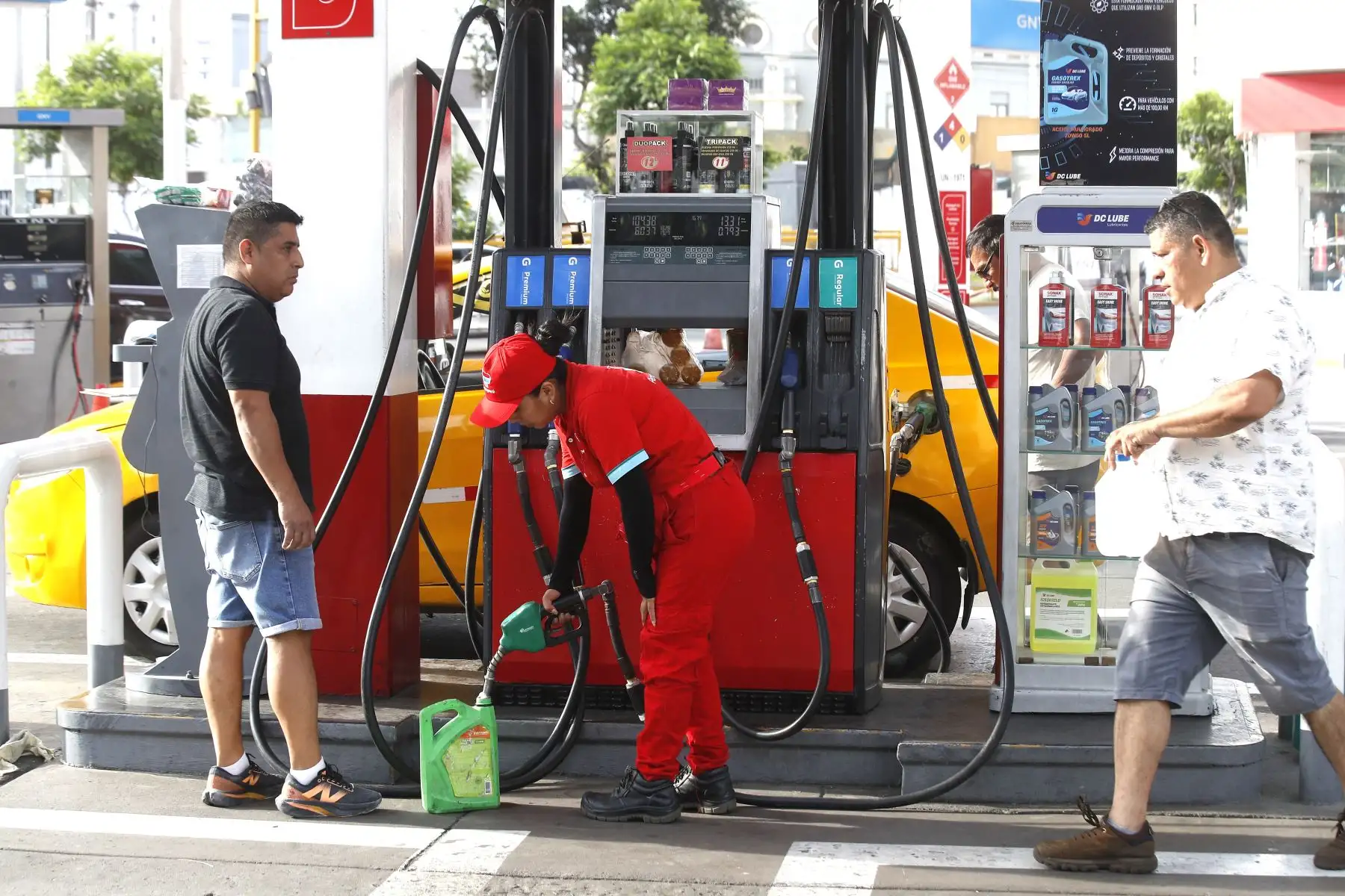 Conductores de autos particulares y taxis compran gasolina ante la escasez de GNV en los diversos grifos de Lima. En la imagen, grifo de Petroperú en la Av. Brasil, frente al hospital del Niño.
Foto: ANDINA/Eddy Ramos