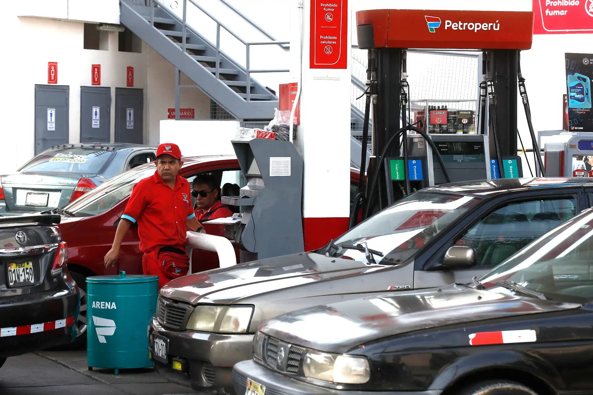Conductores de autos particulares y taxis compran gasolina ante la escasez de GNV en los diversos grifos de Lima. En la imagen, grifo de Petroperú en la Av. Brasil, frente al hospital del Niño.
Foto: ANDINA/Eddy Ramos