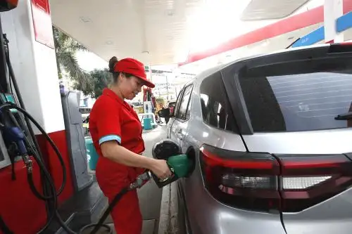 Ante escasez de GNV, conductores en Lima recurren a la gasolina como alternativa disponible
