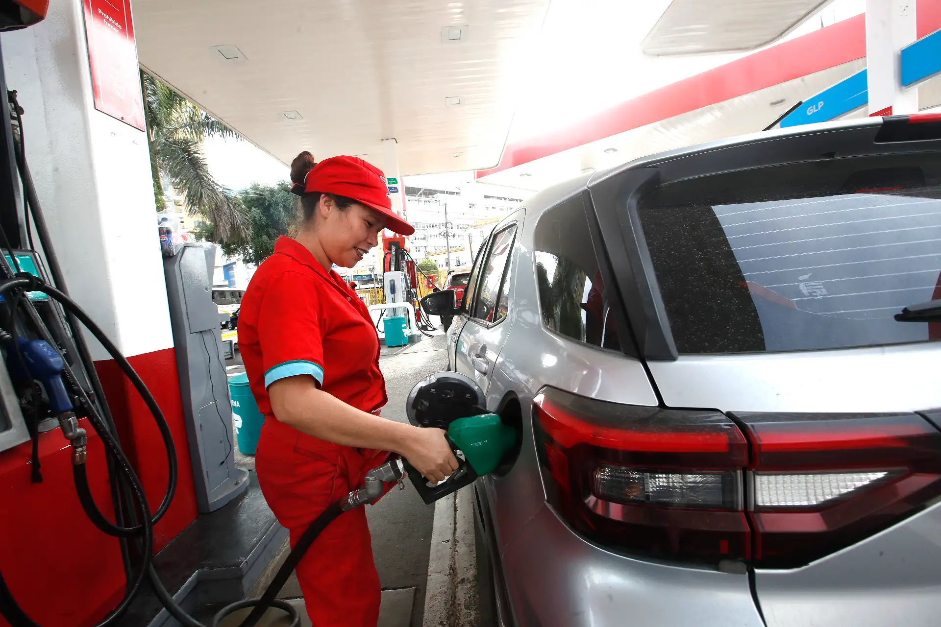 Conductores de autos particulares y taxis compran gasolina ante la escasez de GNV en los diversos grifos de Lima. En la imagen, grifo de Petroperú en la Av. Brasil, frente al hospital del Niño.
Foto: ANDINA/Eddy Ramos