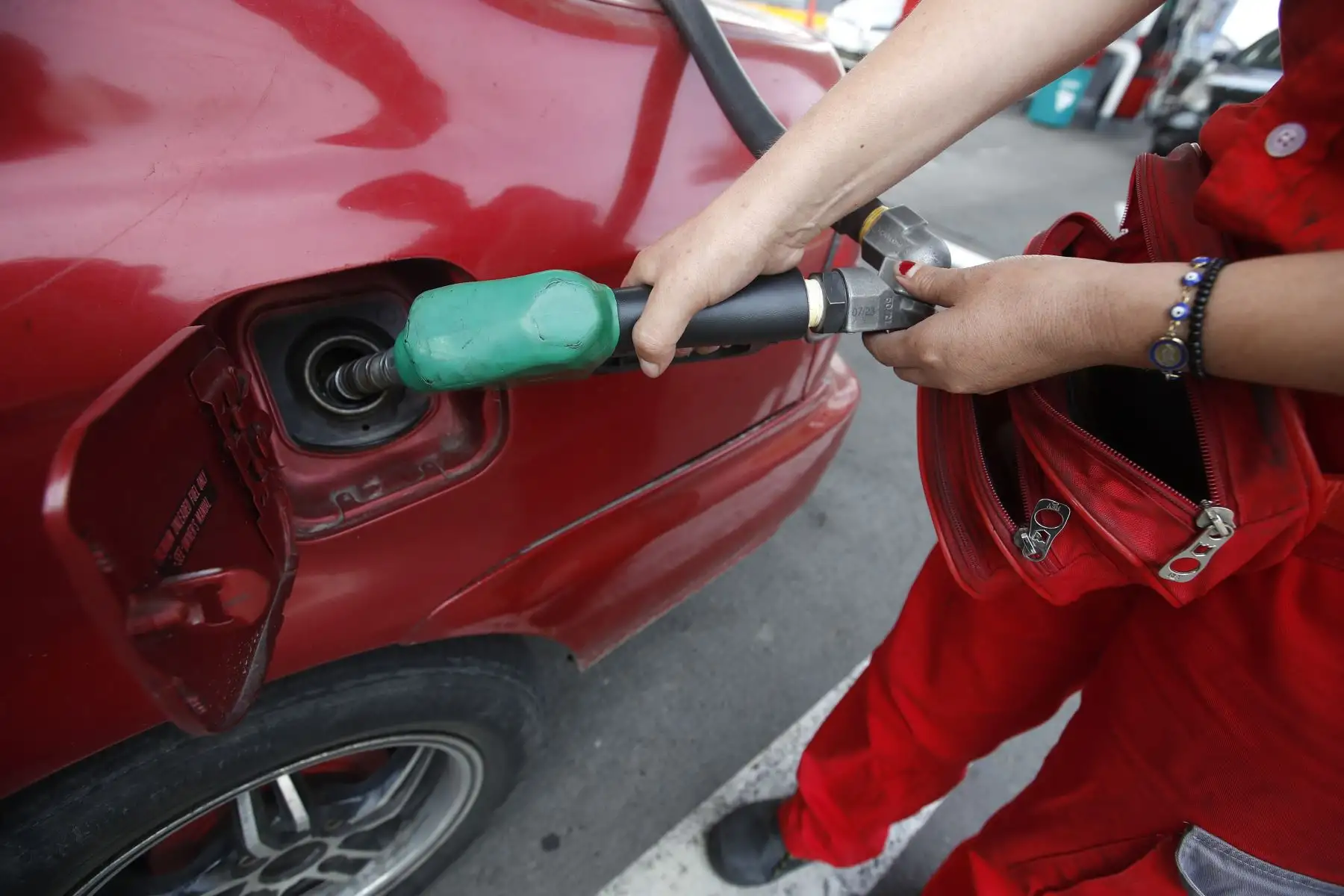 Conductores de autos particulares y taxis compran gasolina ante la escasez de GNV en los diversos grifos de Lima. En la imagen, grifo de Petroperú en la Av. Brasil, frente al hospital del Niño.
Foto: ANDINA/Eddy Ramos
