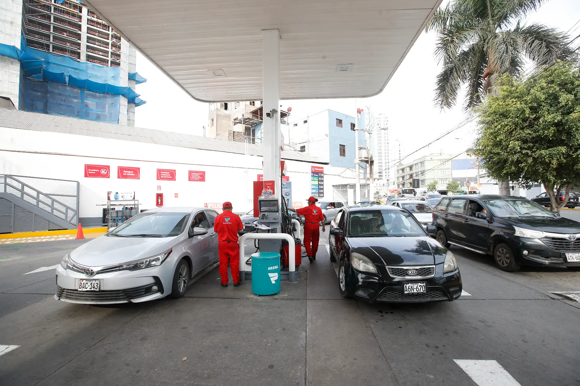 Conductores de autos particulares y taxis compran gasolina ante la escasez de GNV en los diversos grifos de Lima. En la imagen, grifo de Petroperú en la Av. Brasil, frente al hospital del Niño.
Foto: ANDINA/Eddy Ramos