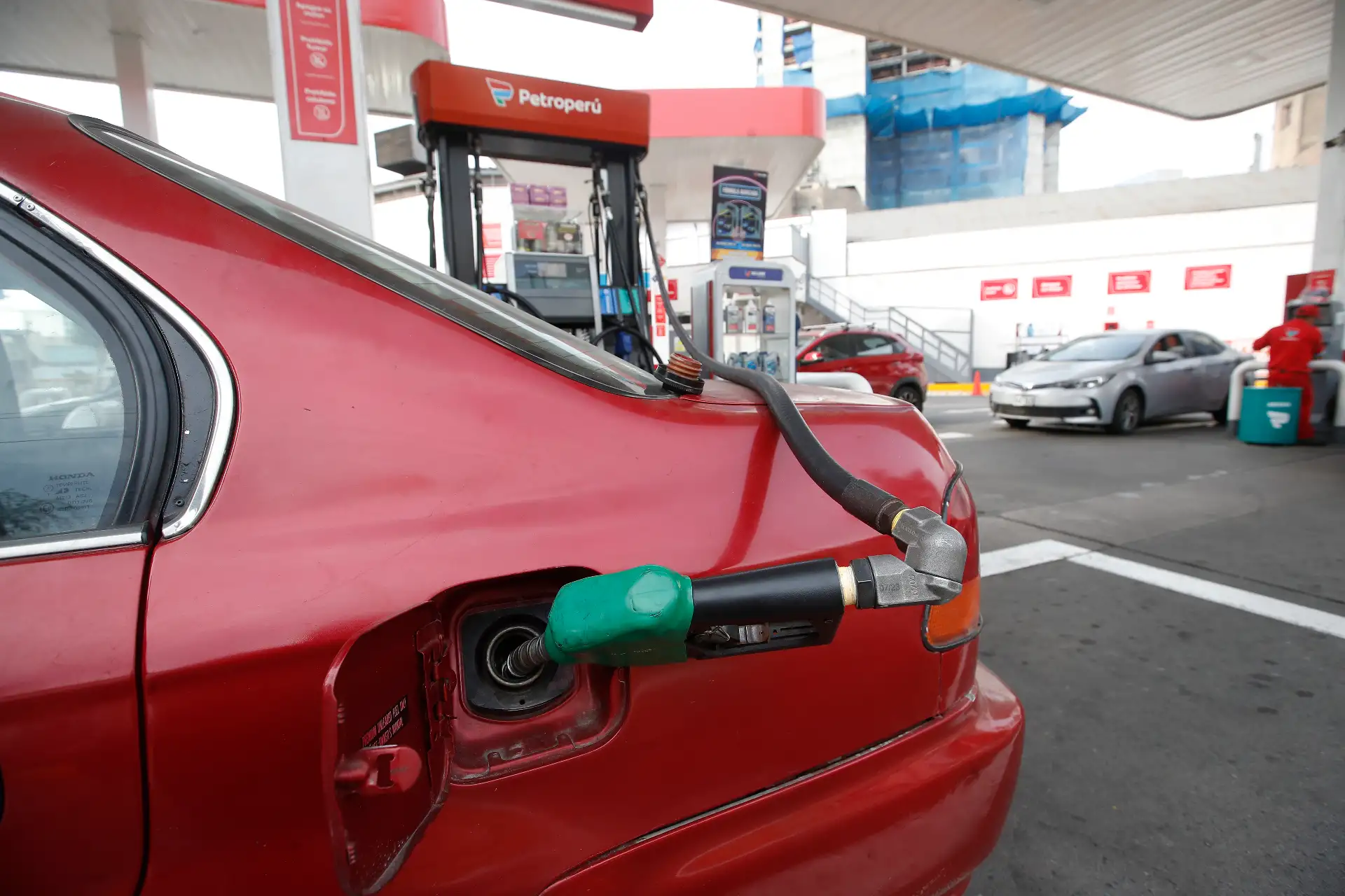 Conductores de autos particulares y taxis compran gasolina ante la escasez de GNV en los diversos grifos de Lima. En la imagen, grifo de Petroperú en la Av. Brasil, frente al hospital del Niño.
Foto: ANDINA/Eddy Ramos