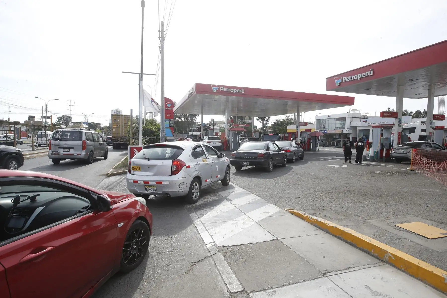 Conductores de autos particulares y taxis compran gasolina ante la escasez de GNV en los diversos grifos de Lima. En la imagen, grifo de Petroperú en la Av. Brasil, frente al hospital del Niño.
Foto: ANDINA/Eddy Ramos