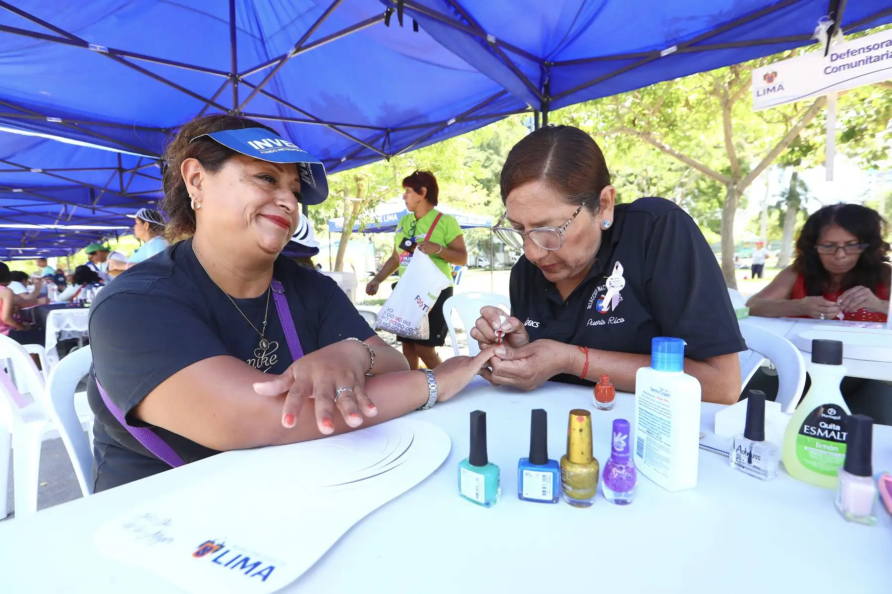Manos en acción. En uno de los espacios del Festi Mujer, especialistas ofrecen servicio de manicure, una de las actividades de cuidado personal disponibles durante la jornada.
Fotos:ANDINA/Verónica Calderón