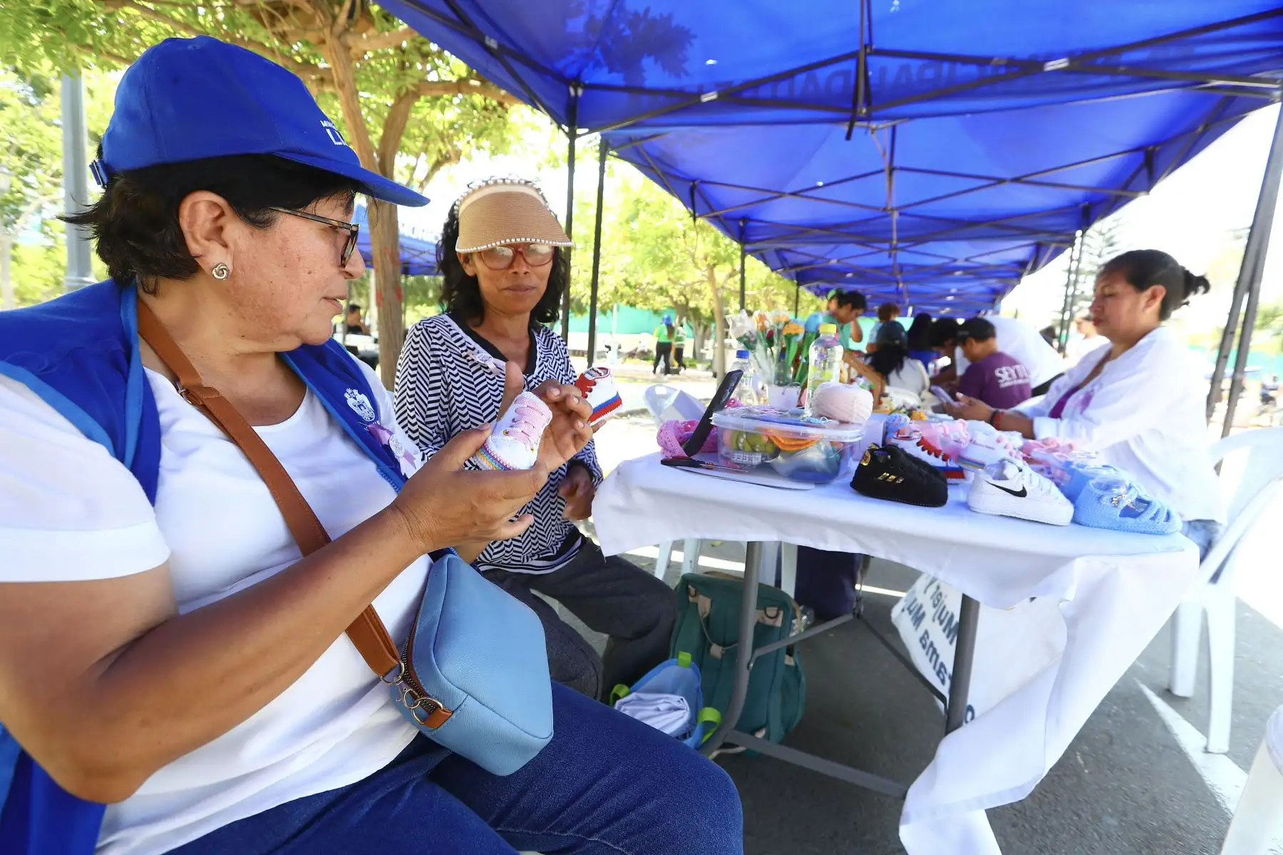 Creatividad en cada puntada. Participantes comparten técnicas de tejido artesanal mientras elaboran pequeños zapatitos y flores en uno de los stands de la feria.
Fotos:ANDINA/Verónica Calderón