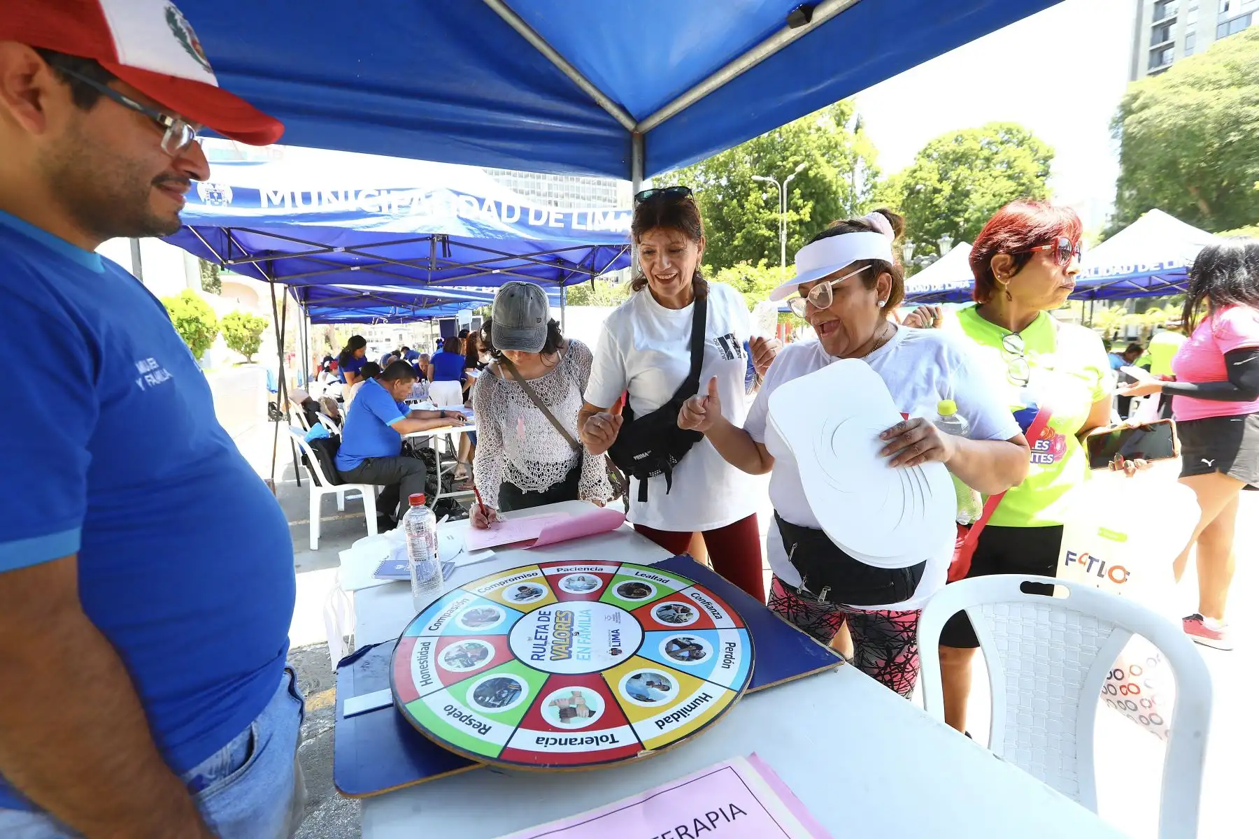 Un giro de suerte. Asistentes participan en la ruleta de premios, una dinámica que anima el recorrido por los distintos espacios del evento.
Fotos:ANDINA/Verónica Calderón