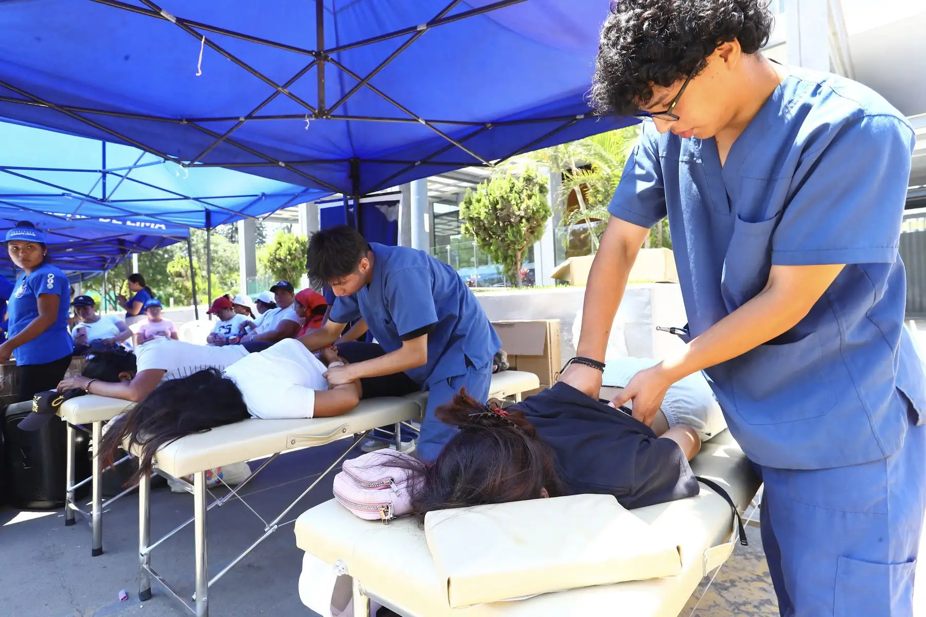 Pausa para el bienestar. En la feria también se ofrecen sesiones de masajes, pensadas para promover momentos de relajación entre las asistentes.
Fotos:ANDINA/Verónica Calderón