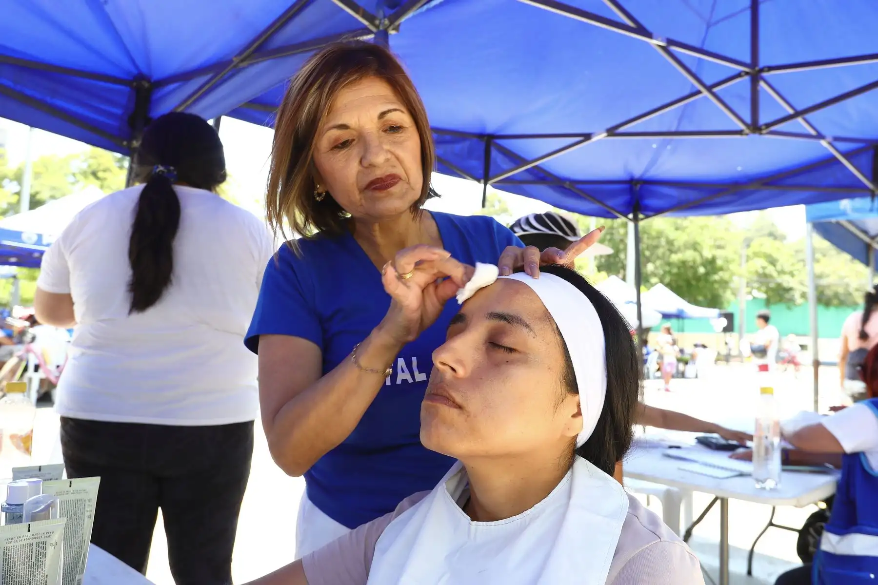 Cuidado de la piel. Especialistas brindan limpieza facial y recomendaciones básicas de skincare a quienes visitan este stand dedicado al autocuidado.
Fotos:ANDINA/Verónica Calderón