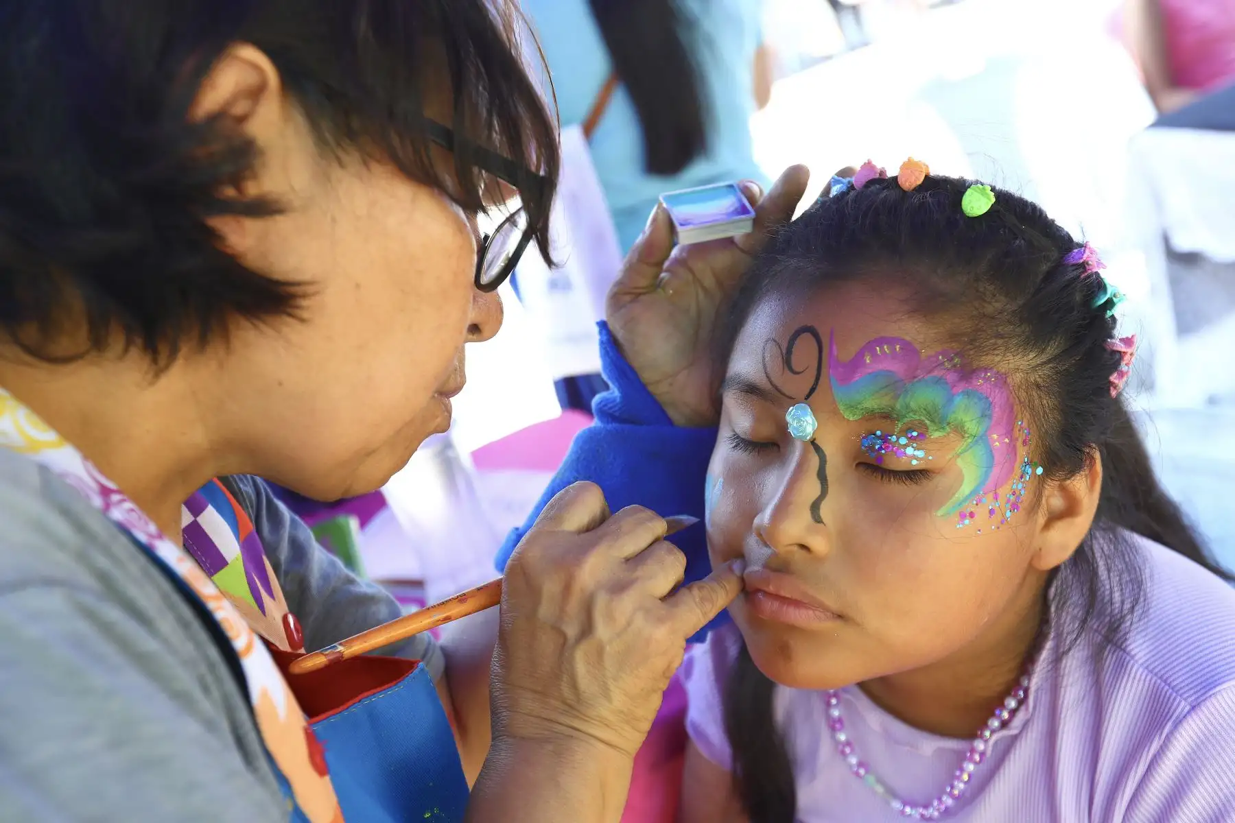 Colores y sonrisas. El espacio de caritas pintadas atrae especialmente a niñas y familias que participan en esta actividad recreativa.
Fotos:ANDINA/Verónica Calderón