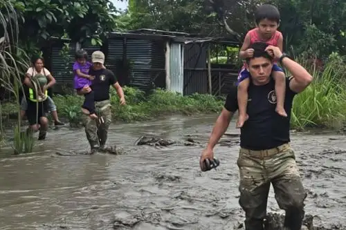 El Ejército y la Policía Nacional se encuentra en la zona de desastre en Ayni, atendiendo a la población afectada. ANDINA/Difusión