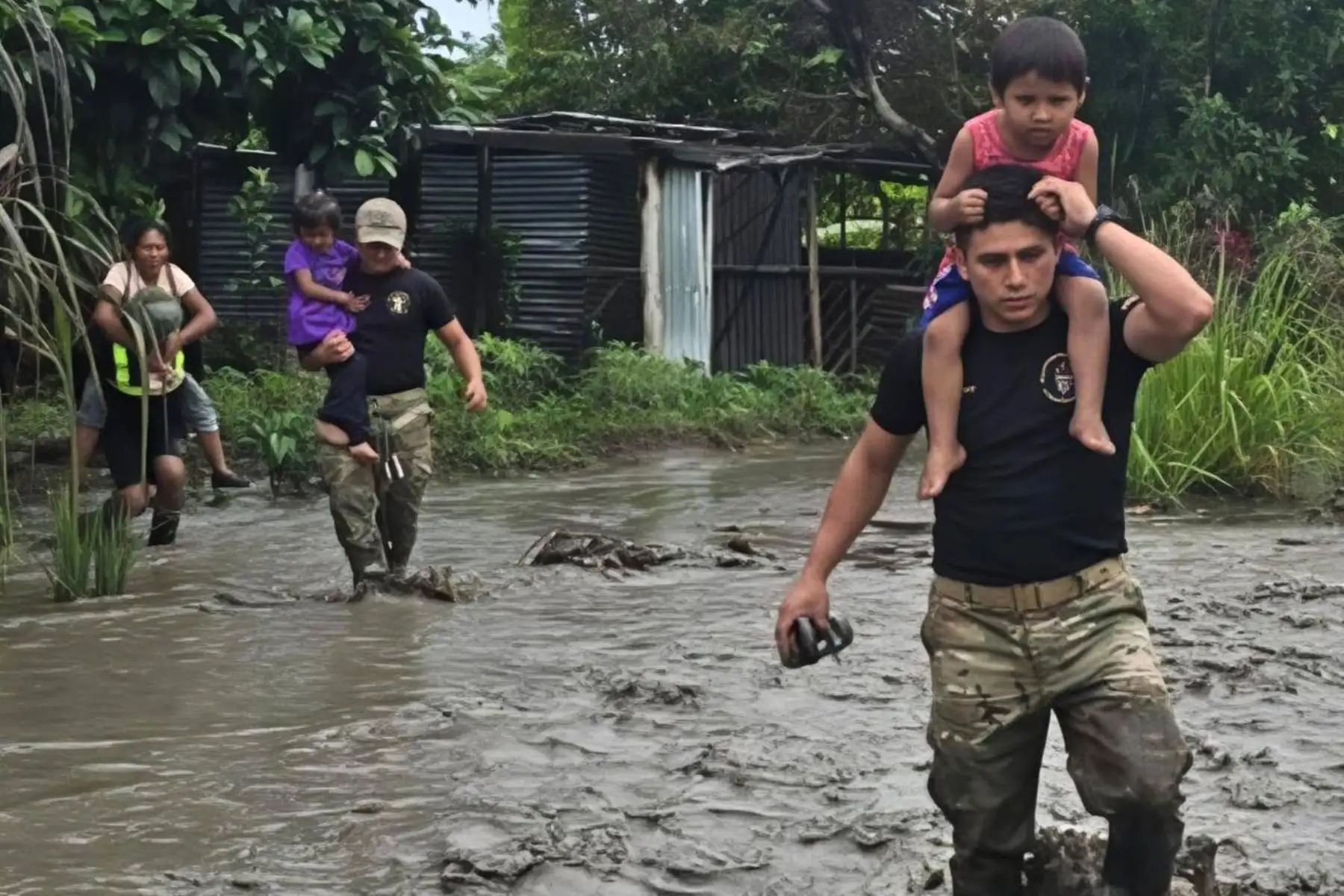 El Ejército y la Policía Nacional se encuentra en la zona de desastre en Ayni, atendiendo a la población afectada. ANDINA/Difusión