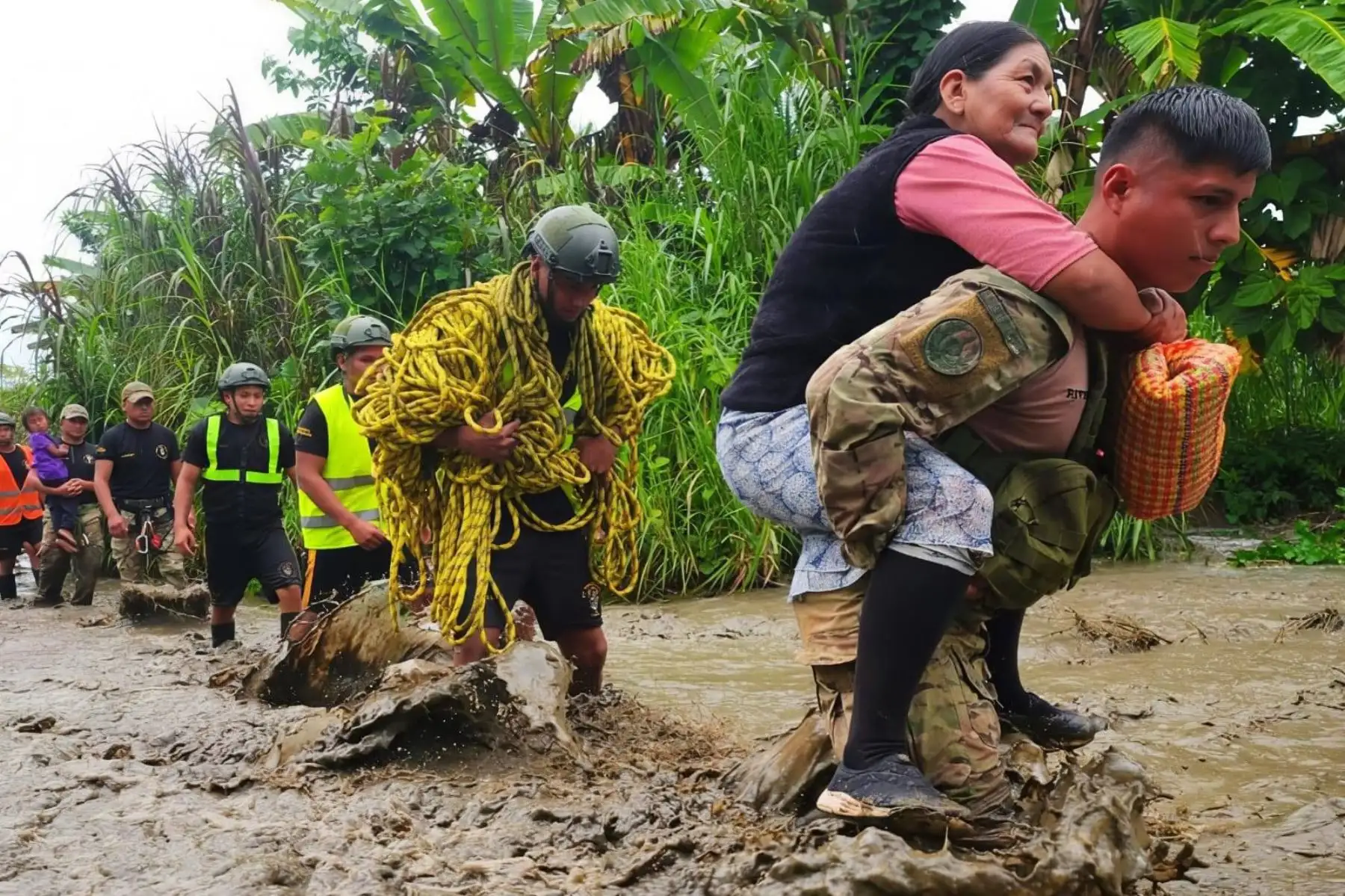 Atender las necesidades de manera oportuna ante la emergencia por lluvias, el sector Defensa, a través del Ejército del Perú, continúa desplegando operaciones de apoyo humanitario y acciones preventivas, en el distrito de Canayre, departamento de Ayacucho. Foto: Difusión