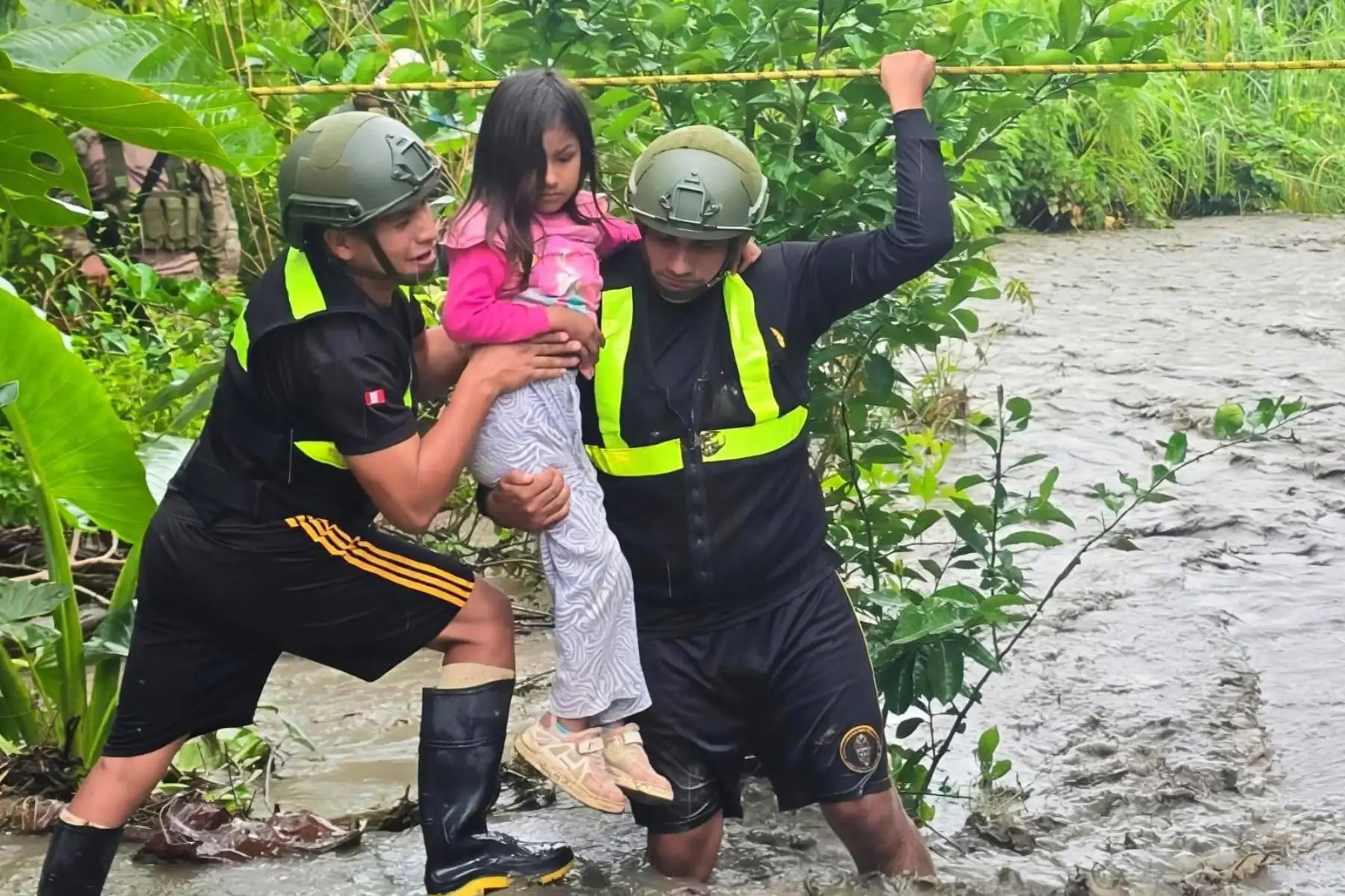 Atender las necesidades de manera oportuna ante la emergencia por lluvias, el sector Defensa, a través del Ejército del Perú, continúa desplegando operaciones de apoyo humanitario y acciones preventivas, en el distrito de Canayre, departamento de Ayacucho. Foto: Difusión
