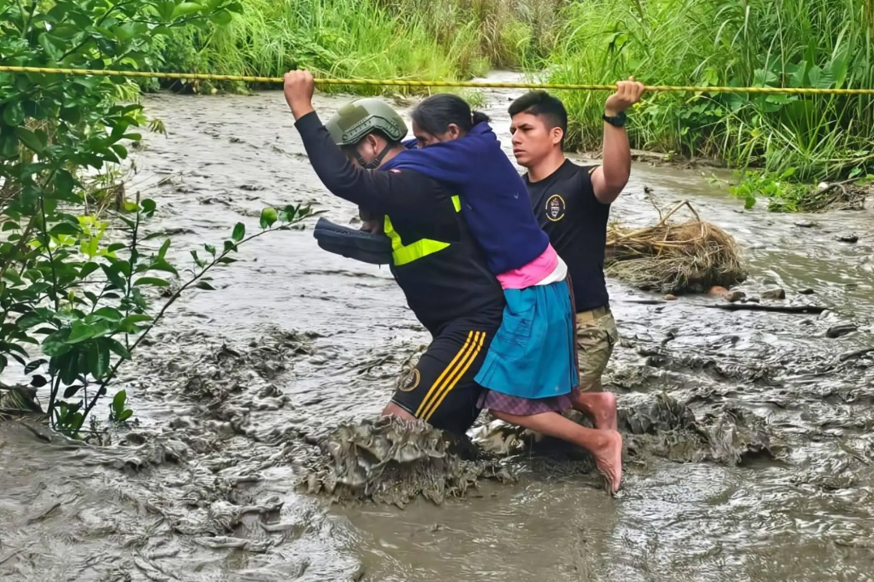 Atender las necesidades de manera oportuna ante la emergencia por lluvias, el sector Defensa, a través del Ejército del Perú, continúa desplegando operaciones de apoyo humanitario y acciones preventivas, en el distrito de Canayre, departamento de Ayacucho. Foto: Difusión