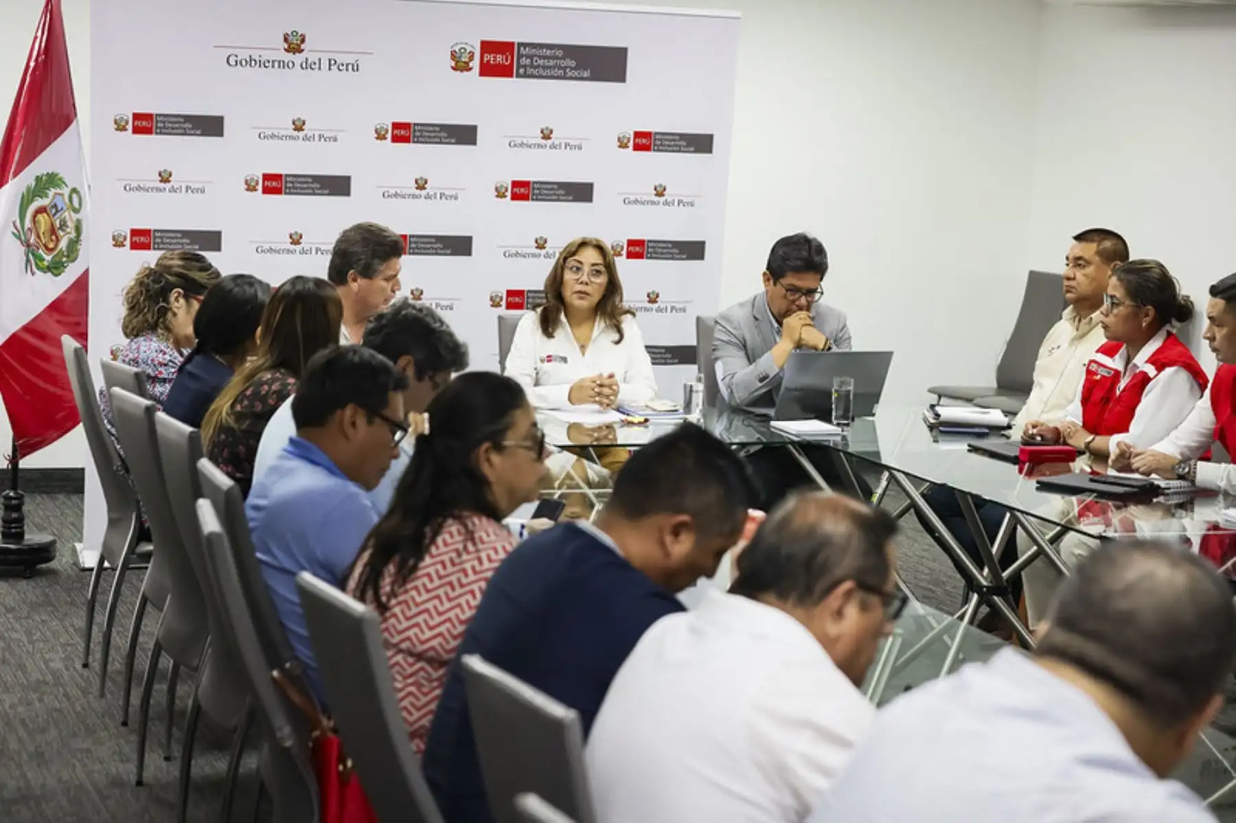 En tiempo real, la ministra de Desarrollo e Inclusión Social, Lily Vásquez Dávila, viene coordinando el despliegue de acciones de articulación, ayuda humanitaria y apoyo logístico en el distrito de Ayna,
provincia de La Mar, región Ayacucho, con el objetivo de asegurar la protección
social de la población afectada por el desborde del río Sankirhuato. Foto: Midis