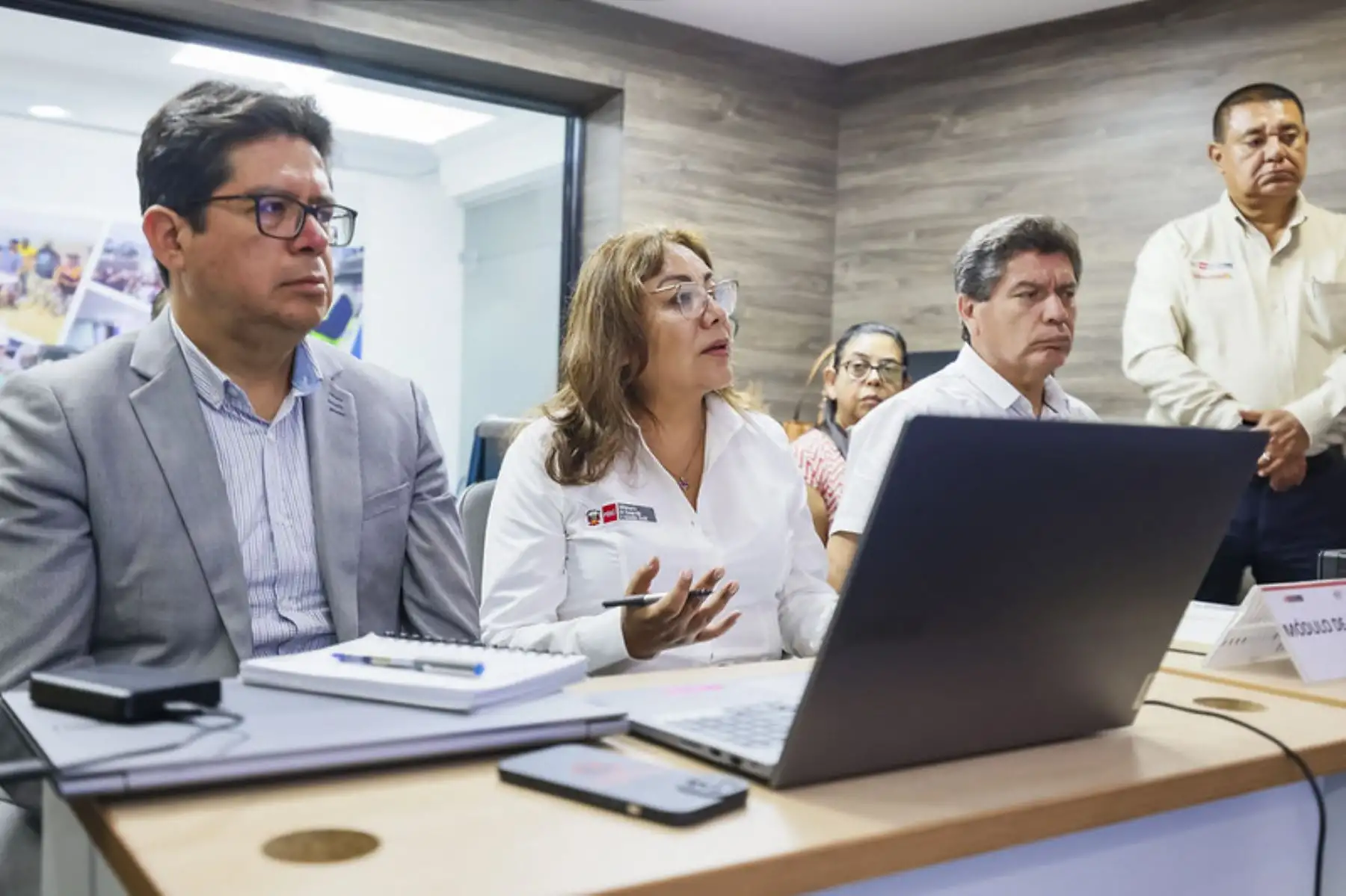 En tiempo real, la ministra de Desarrollo e Inclusión Social, Lily Vásquez Dávila, viene coordinando el despliegue de acciones de articulación, ayuda humanitaria y apoyo logístico en el distrito de Ayna,
provincia de La Mar, región Ayacucho, con el objetivo de asegurar la protección
social de la población afectada por el desborde del río Sankirhuato. Foto: Midis