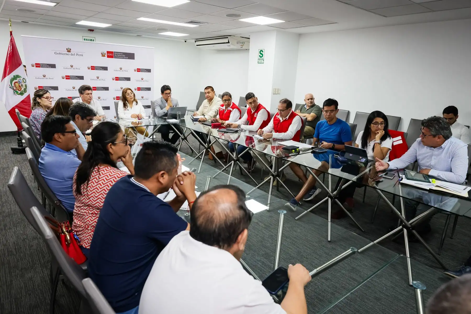 En tiempo real, la ministra de Desarrollo e Inclusión Social, Lily Vásquez Dávila, viene coordinando el despliegue de acciones de articulación, ayuda humanitaria y apoyo logístico en el distrito de Ayna,
provincia de La Mar, región Ayacucho, con el objetivo de asegurar la protección
social de la población afectada por el desborde del río Sankirhuato. Foto: Midis