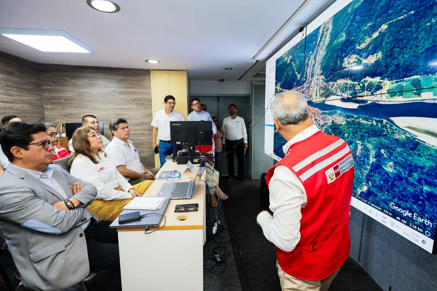 En tiempo real, la ministra de Desarrollo e Inclusión Social, Lily Vásquez Dávila, viene coordinando el despliegue de acciones de articulación, ayuda humanitaria y apoyo logístico en el distrito de Ayna,
provincia de La Mar, región Ayacucho, con el objetivo de asegurar la protección
social de la población afectada por el desborde del río Sankirhuato. Foto: Midis