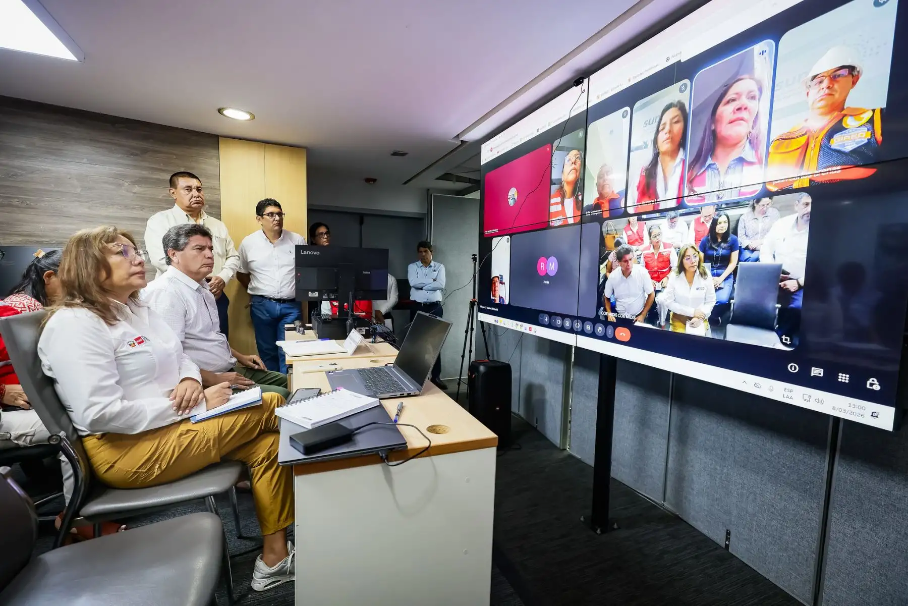 En tiempo real, la ministra de Desarrollo e Inclusión Social, Lily Vásquez Dávila, viene coordinando el despliegue de acciones de articulación, ayuda humanitaria y apoyo logístico en el distrito de Ayna,
provincia de La Mar, región Ayacucho, con el objetivo de asegurar la protección
social de la población afectada por el desborde del río Sankirhuato. Foto: Midis