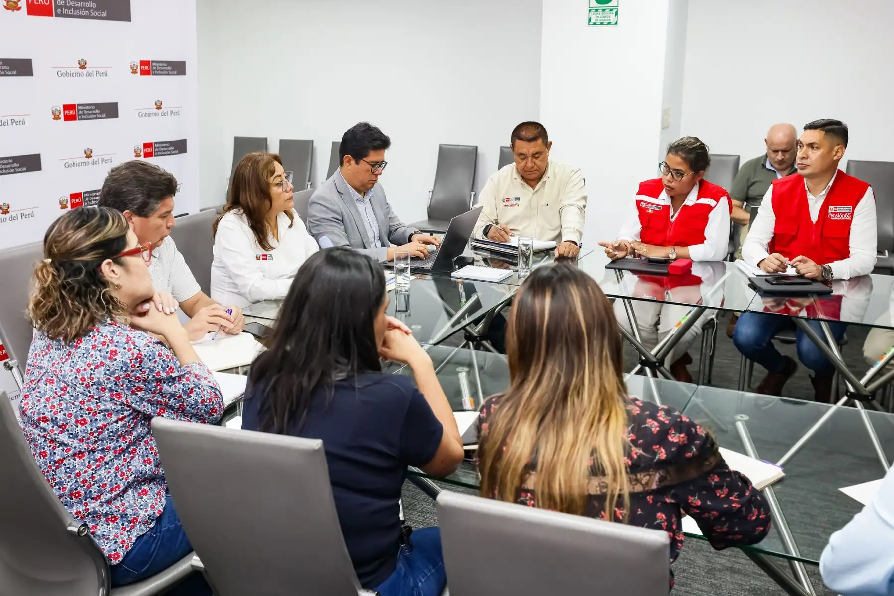 En tiempo real, la ministra de Desarrollo e Inclusión Social, Lily Vásquez Dávila, viene coordinando el despliegue de acciones de articulación, ayuda humanitaria y apoyo logístico en el distrito de Ayna,
provincia de La Mar, región Ayacucho, con el objetivo de asegurar la protección
social de la población afectada por el desborde del río Sankirhuato. Foto: Midis