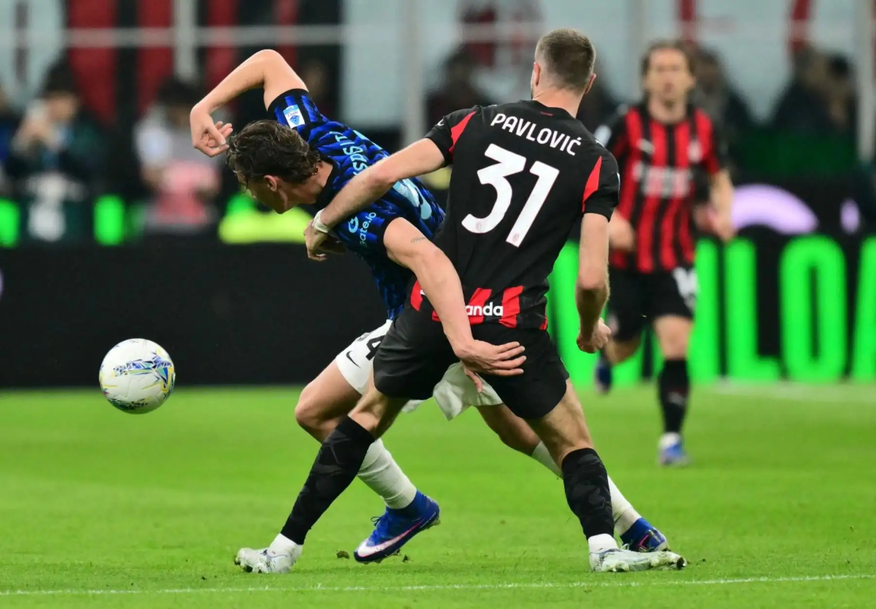 El delantero italiano del Inter de Milán #94 Pio Esposito (L) lucha por el balón con el defensor serbio del AC Milan #31 Strahinja Pavlovic durante el partido de fútbol italiano de la Serie A entre el AC Milan y el Inter de Milán en el estadio San Siro en Milán, norte de Italia, el 8 de marzo de 2026. (Foto de Stefano RELLANDINI / AFP)