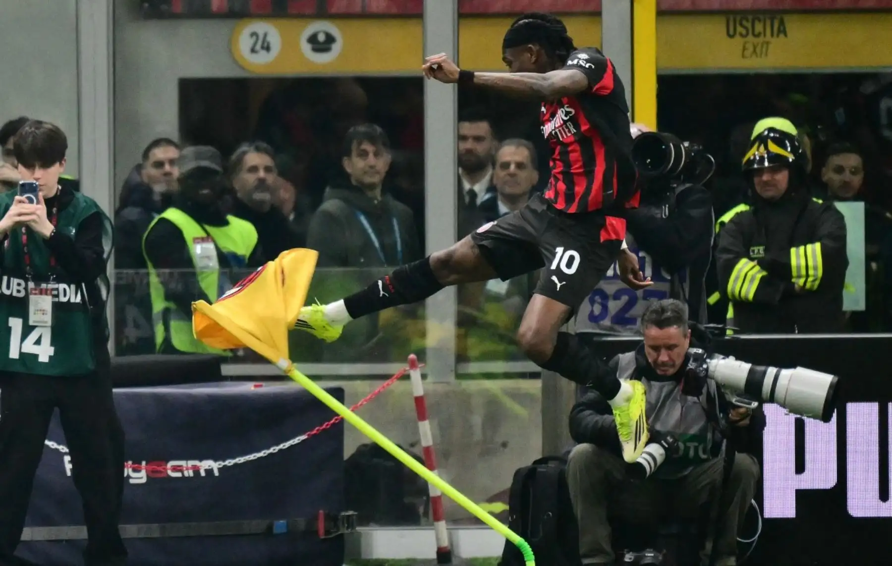 El delantero portugués del AC Milan #10 Rafael Leao patea la bandera de la esquina en celebración después de que su compañero de equipo el defensor ecuatoriano del AC Milan #02 Pervis Estupinan (no en la foto) anotara el primer gol del AC Milan durante el partido de fútbol italiano de la Serie A entre el AC Milan y el Inter de Milán en el Estadio San Siro en Milán, al norte de Italia, el 8 de marzo de 2026. (Foto de Stefano RELLANDINI / AFP)