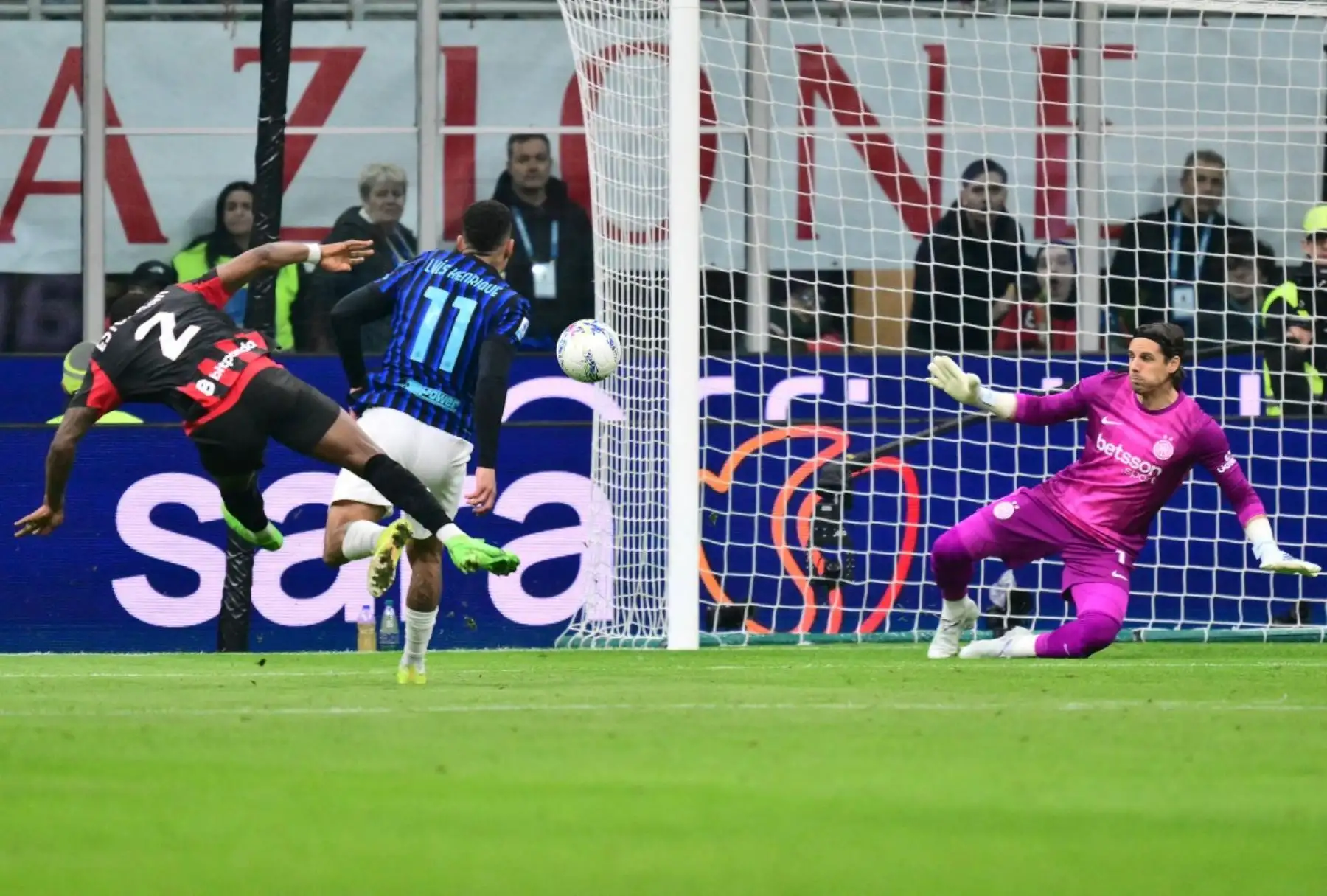 El defensa ecuatoriano del AC Milan #02 Pervis Estupinan dispara y marca un gol durante el partido de fútbol italiano de la Serie A entre el AC Milan y el Inter de Milán en el estadio San Siro en Milán, norte de Italia, el 8 de marzo de 2026. (Foto de Stefano RELLANDINI / AFP)