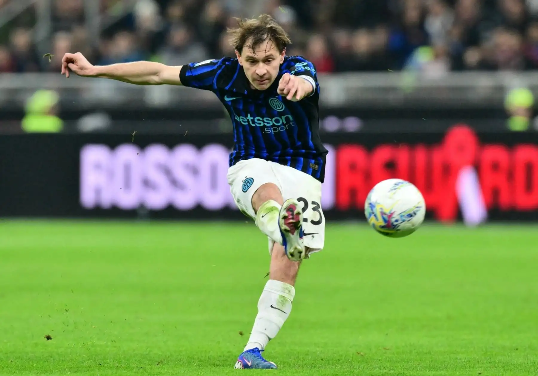 El centrocampista italiano del Inter de Milán #23 Nicolo Barella patea la pelota durante el partido de fútbol italiano de la Serie A entre el AC Milan y el Inter de Milán en el estadio San Siro en Milán, norte de Italia, el 8 de marzo de 2026. (Foto de Stefano RELLANDINI / AFP)