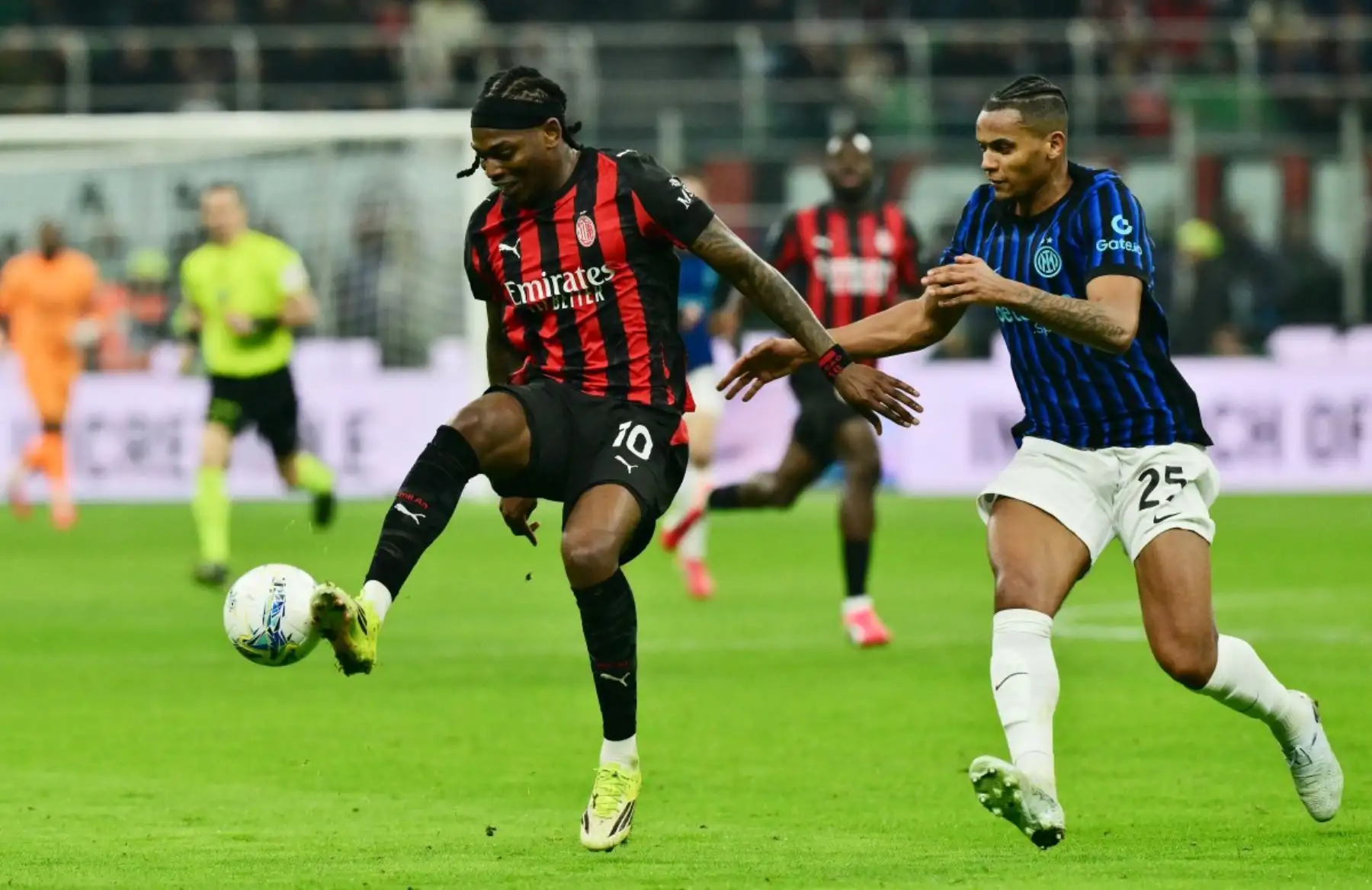 El delantero portugués #10 del AC Milan Rafael Leao (izquierda) y el defensor suizo #25 del Inter Milan Manuel Akanji (R) luchan por el balón durante el partido de fútbol italiano de la Serie A entre el AC Milan y el Inter de Milán en el estadio San Siro en Milán, norte de Italia, el 8 de marzo de 2026. (Foto de Stefano RELLANDINI / AFP)