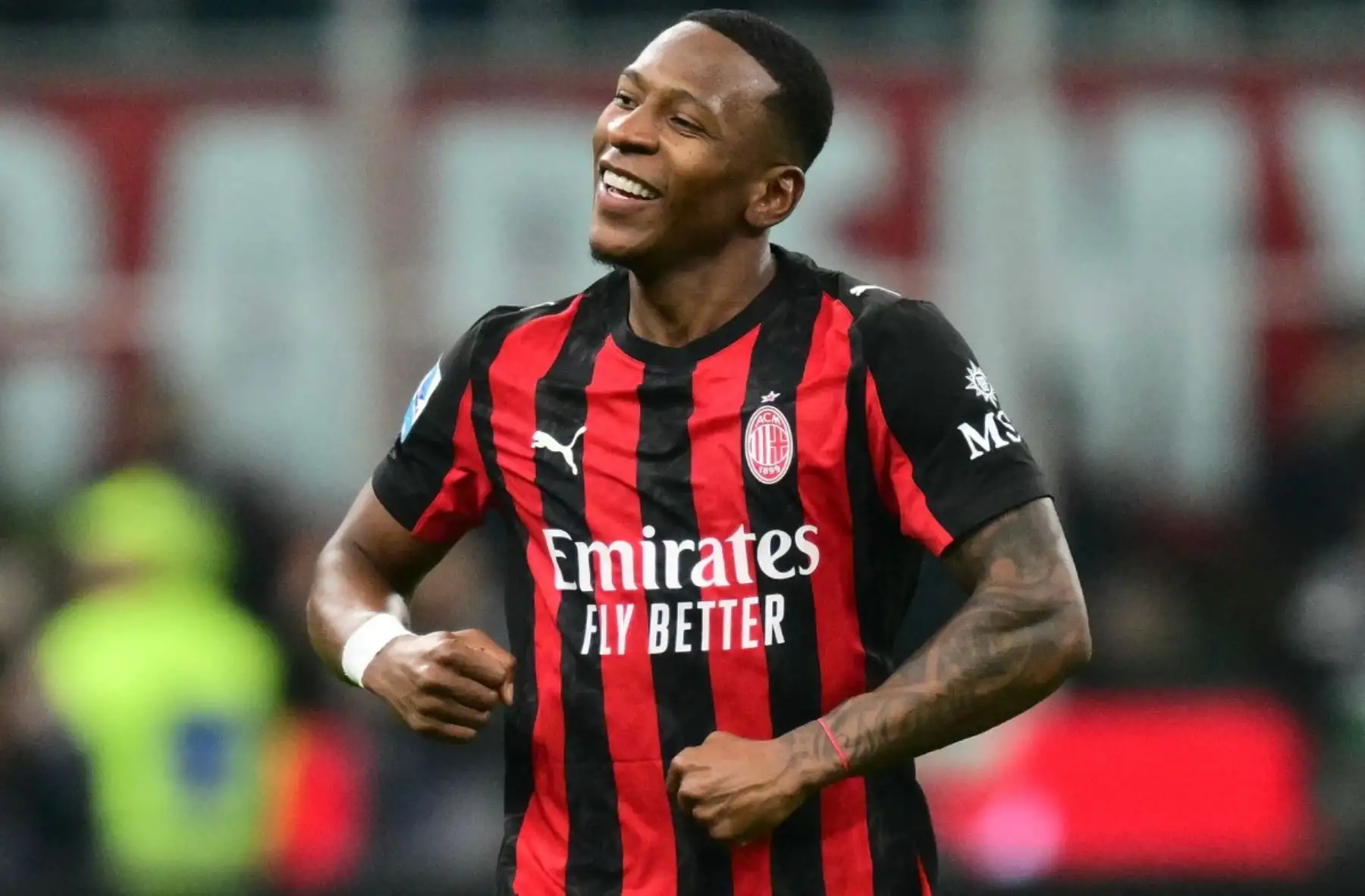 El defensa ecuatoriano #02 del AC Milan, Pervis Estupinan, celebra después de anotar el primer gol del AC Milan durante el partido de fútbol de la Serie A italiana entre el AC Milan y el Inter de Milán en el Estadio San Siro en Milán, norte de Italia, el 8 de marzo de 2026. (Foto de Stefano RELLANDINI / AFP)