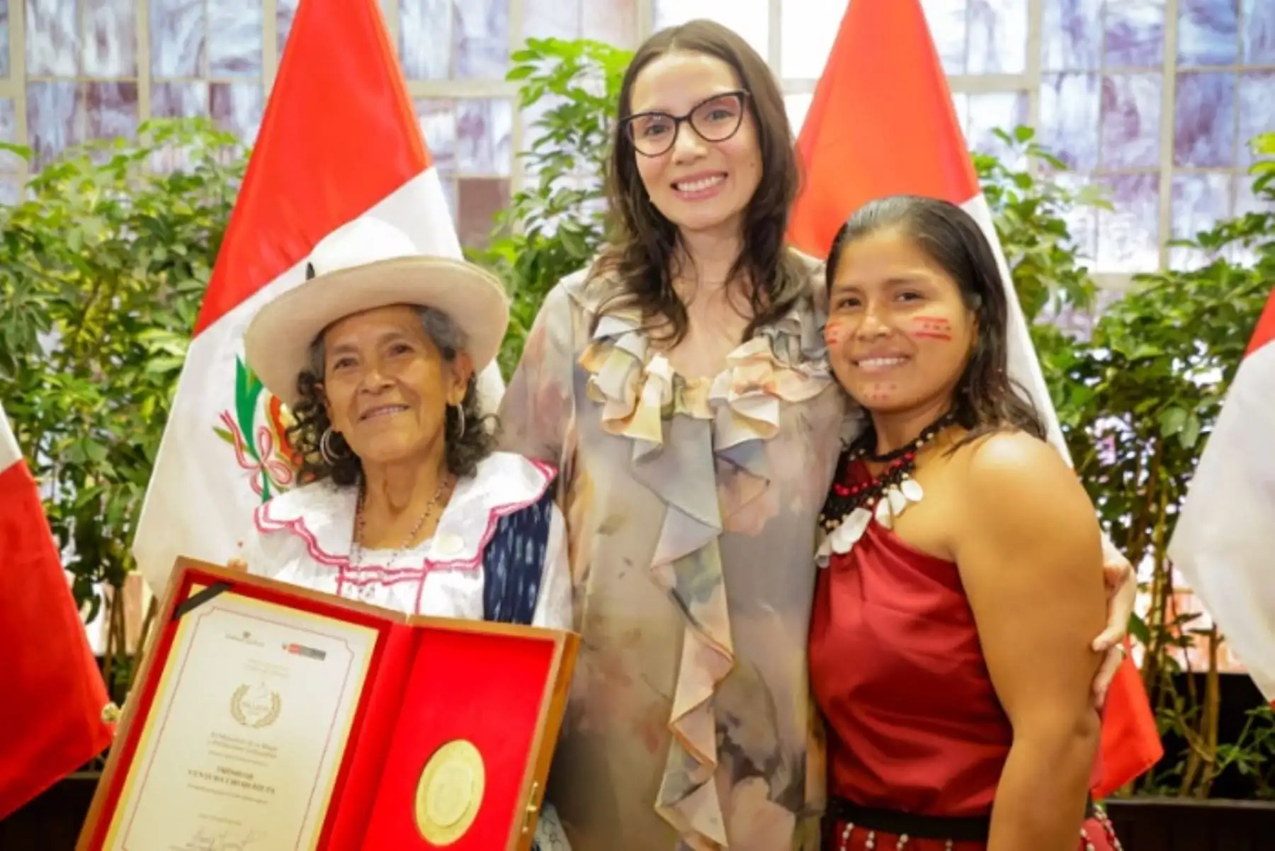 Doña Trinidad Ventura Chuquizuta (69) también fue reconocida previamente por la Universidad Nacional Toribio Rodríguez de Mendoza, en Amazonas, por su aporte a la cultura local.