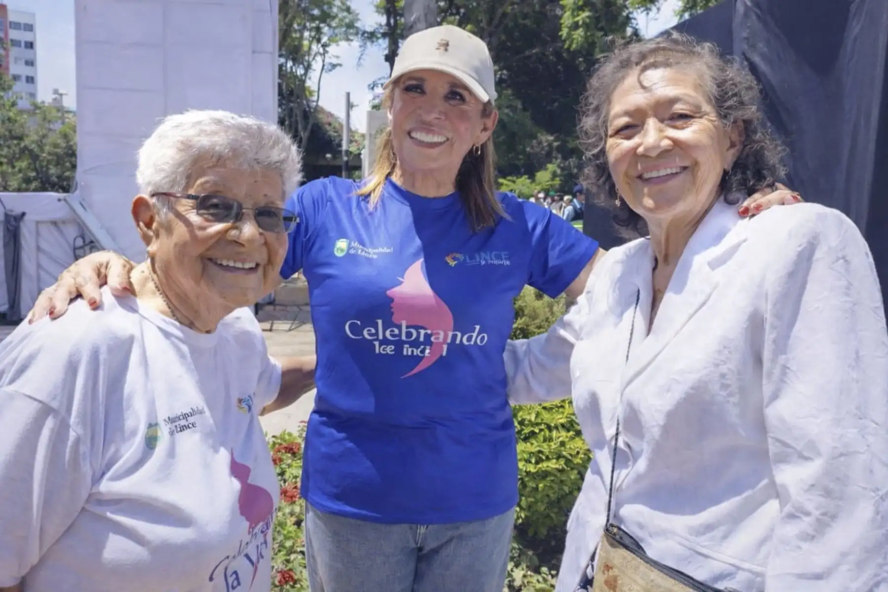 Ambas invitadas compartieron mensajes de reconocimiento al esfuerzo, la resiliencia y la contribución que realizan las mujeres en el desarrollo social, económico y cultural del país. Foto: Municipalidad de Lince
