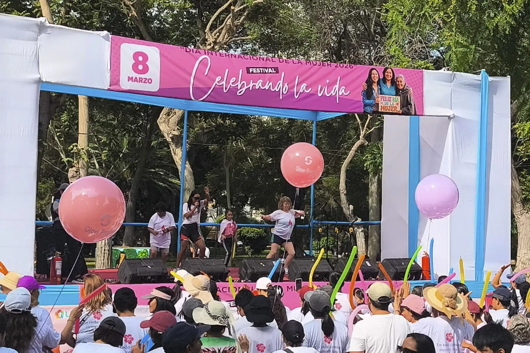 Las actividades se iniciaron con una multitudinaria caminata en el Parque Ramón Castilla, donde los participantes destacaron el rol fundamental que cumplen las mujeres en el desarrollo del país. Foto: Municipalidad de Lince