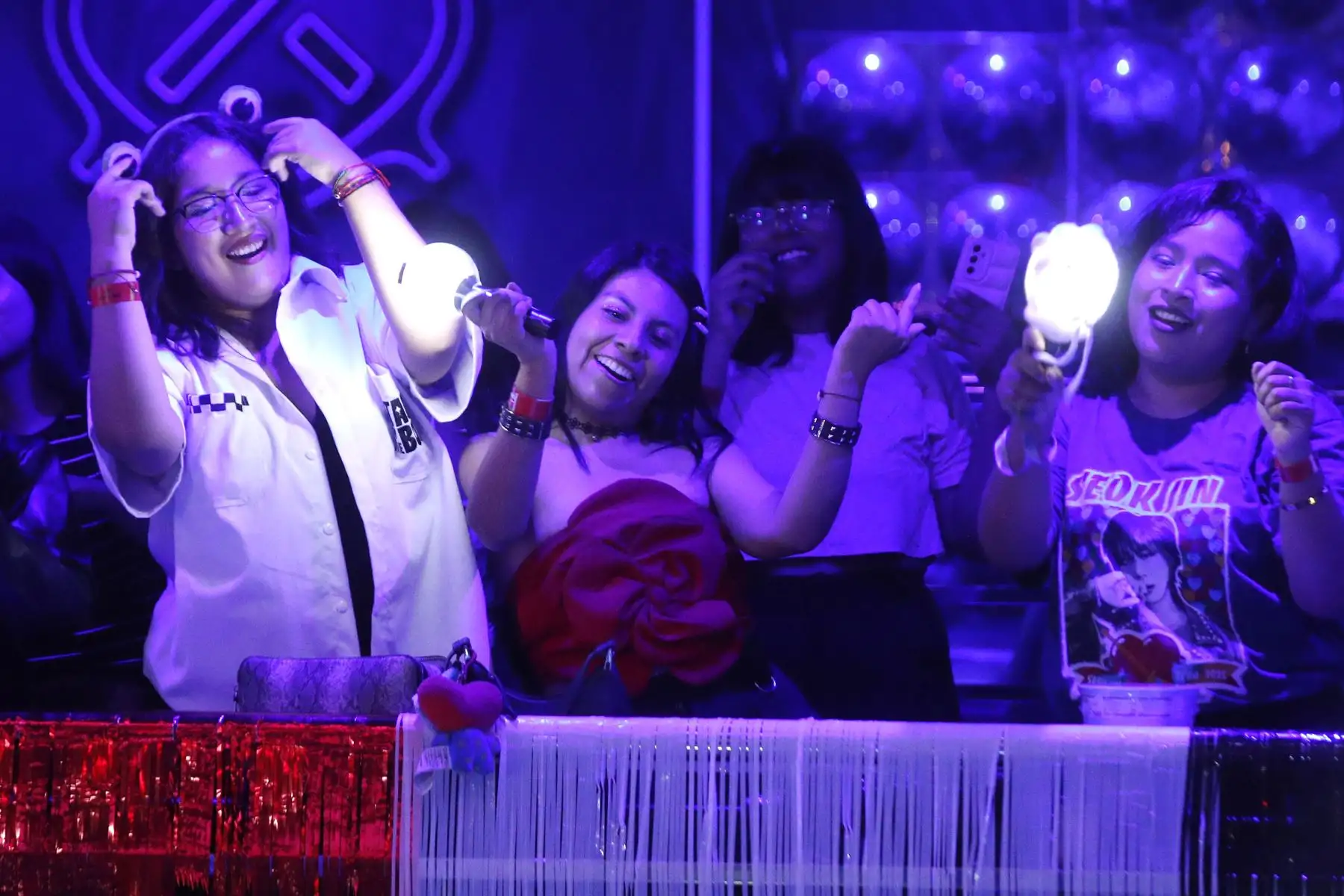 Reunión de fans de BTS por el cumpleaños de los miembros SUGA y JHope.  El evento se realiza en la Discoteca X-BIO que incluye covers de baile, karaoke y concursos de trivias. 
Foto: ANDINA/ Eddy Ramos