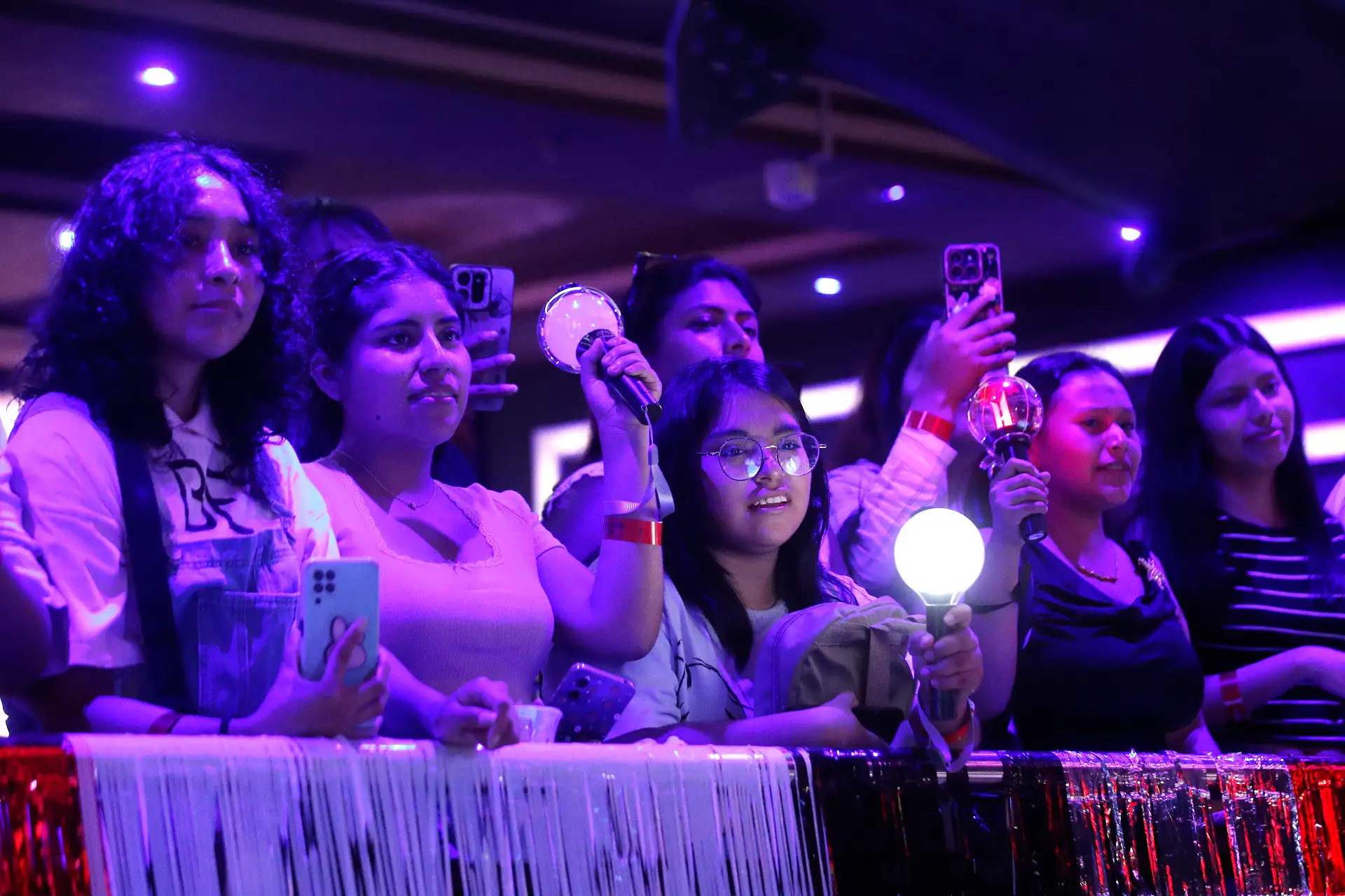 Reunión de fans de BTS por el cumpleaños de los miembros SUGA y JHope.  El evento se realiza en la Discoteca X-BIO que incluye covers de baile, karaoke y concursos de trivias. 
Foto: ANDINA/ Eddy Ramos