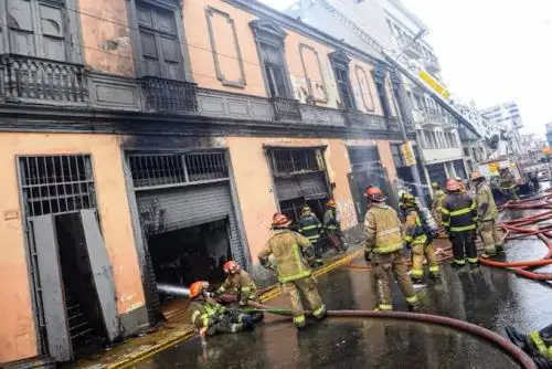 Bomberos confinan incendio en quinta multifamiliar en el Cercado de Lima. Foto: ANDINA/archivo.