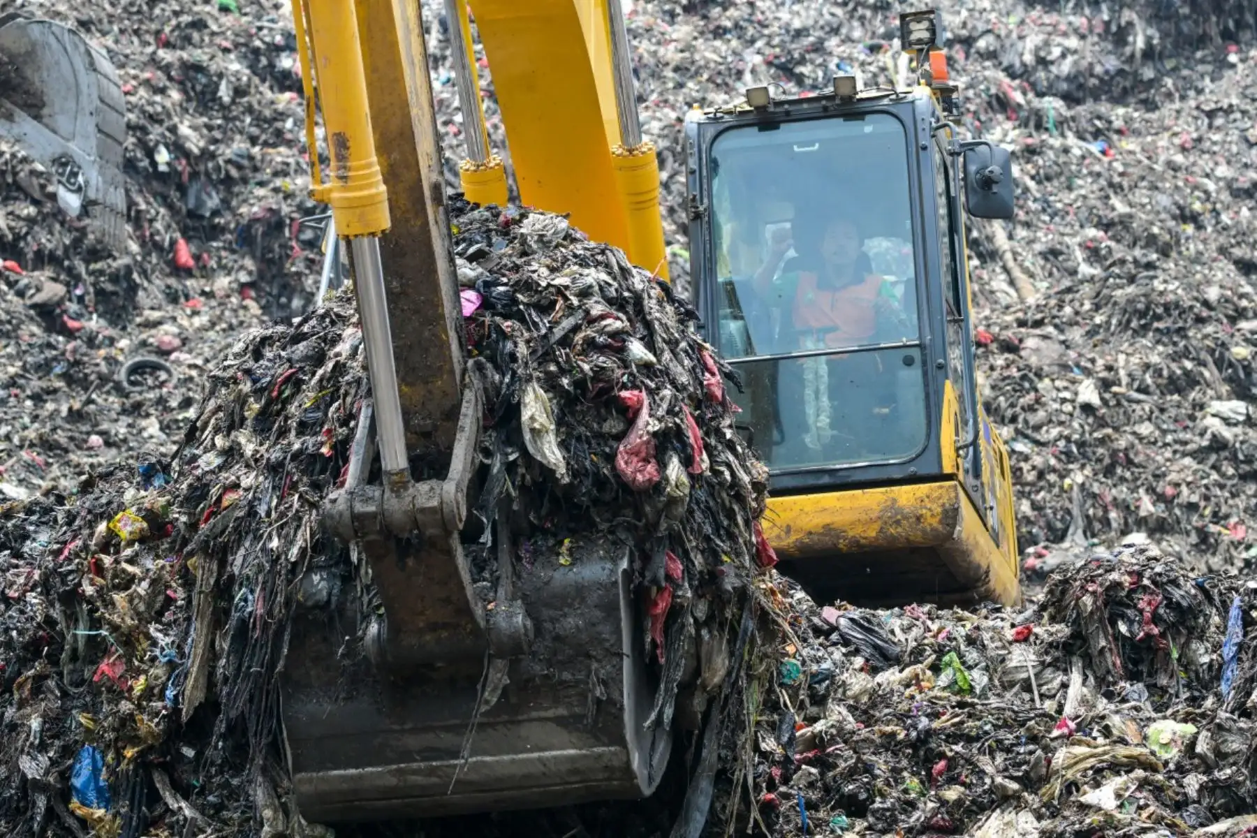 Un deslizamiento de tierra en el vertedero más grande de Indonesia sepultó camiones y puestos de comida, causando la muerte de cinco personas, informaron los rescatistas el lunes mientras buscaban al menos a otras cuatro reportadas como desaparecidas. Foto: AFP