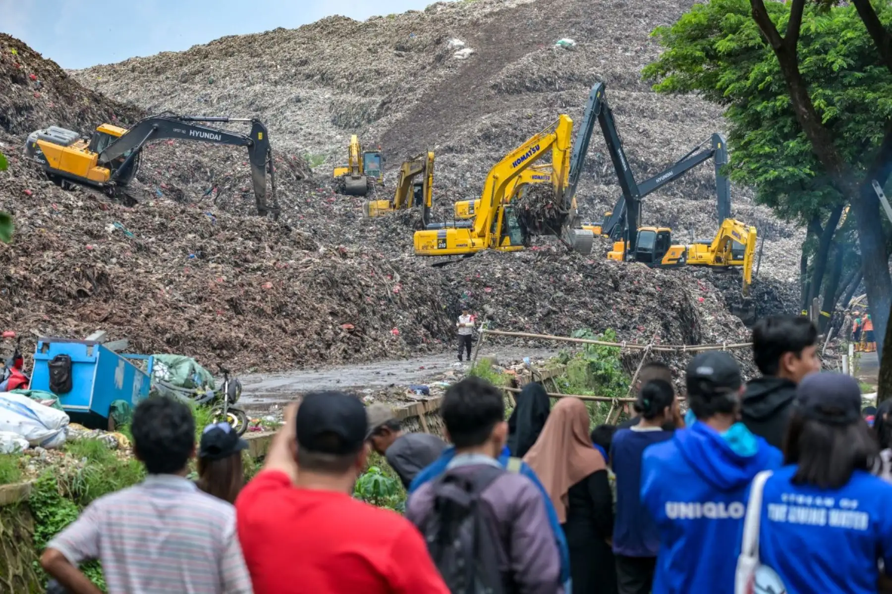 Un deslizamiento de tierra en el vertedero más grande de Indonesia sepultó camiones y puestos de comida, causando la muerte de cinco personas, informaron los rescatistas el lunes mientras buscaban al menos a otras cuatro reportadas como desaparecidas. Foto: AFP