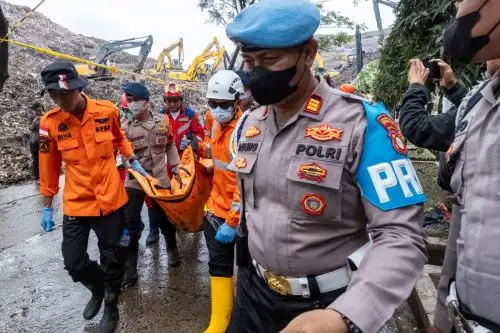 Colapso de vertedero en Indonesia deja cinco muertos