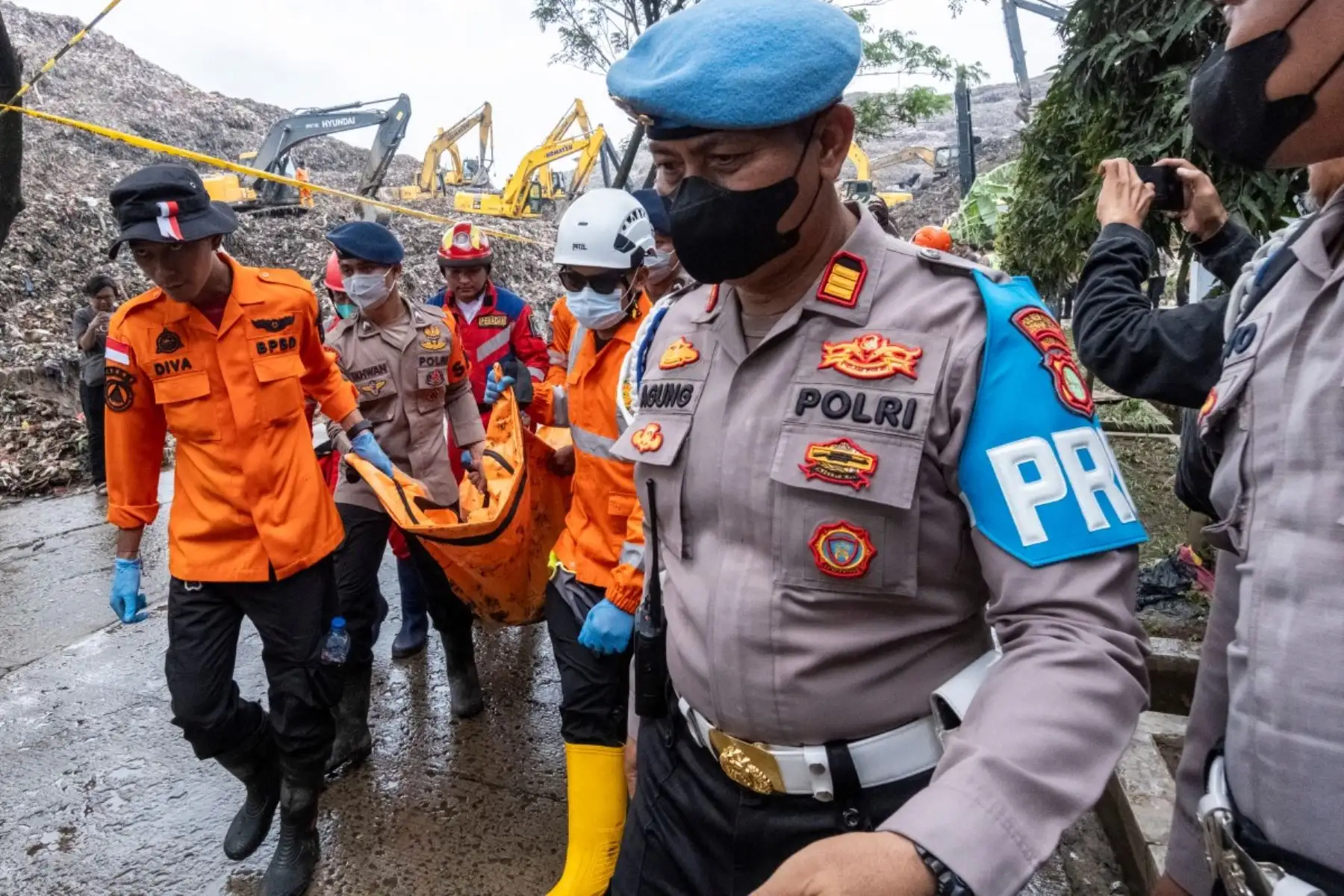 Un deslizamiento de tierra en el vertedero más grande de Indonesia sepultó camiones y puestos de comida, causando la muerte de cinco personas, informaron los rescatistas el lunes mientras buscaban al menos a otras cuatro reportadas como desaparecidas. Foto: AFP