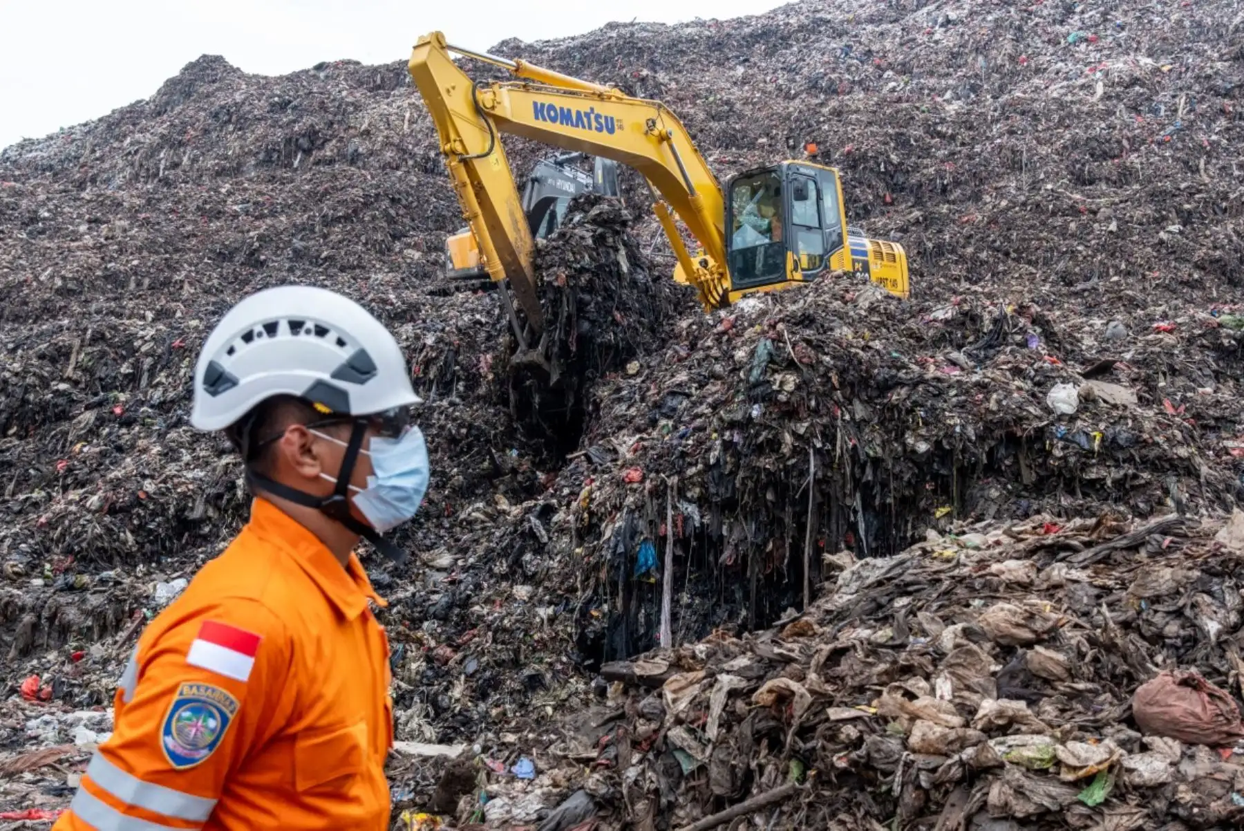 Un equipo de rescate utilizó maquinaria pesada para buscar a personas desaparecidas tras el deslizamiento en el vertedero de Bantargebang, en Bekasi, Java Occidental. Foto: AFP